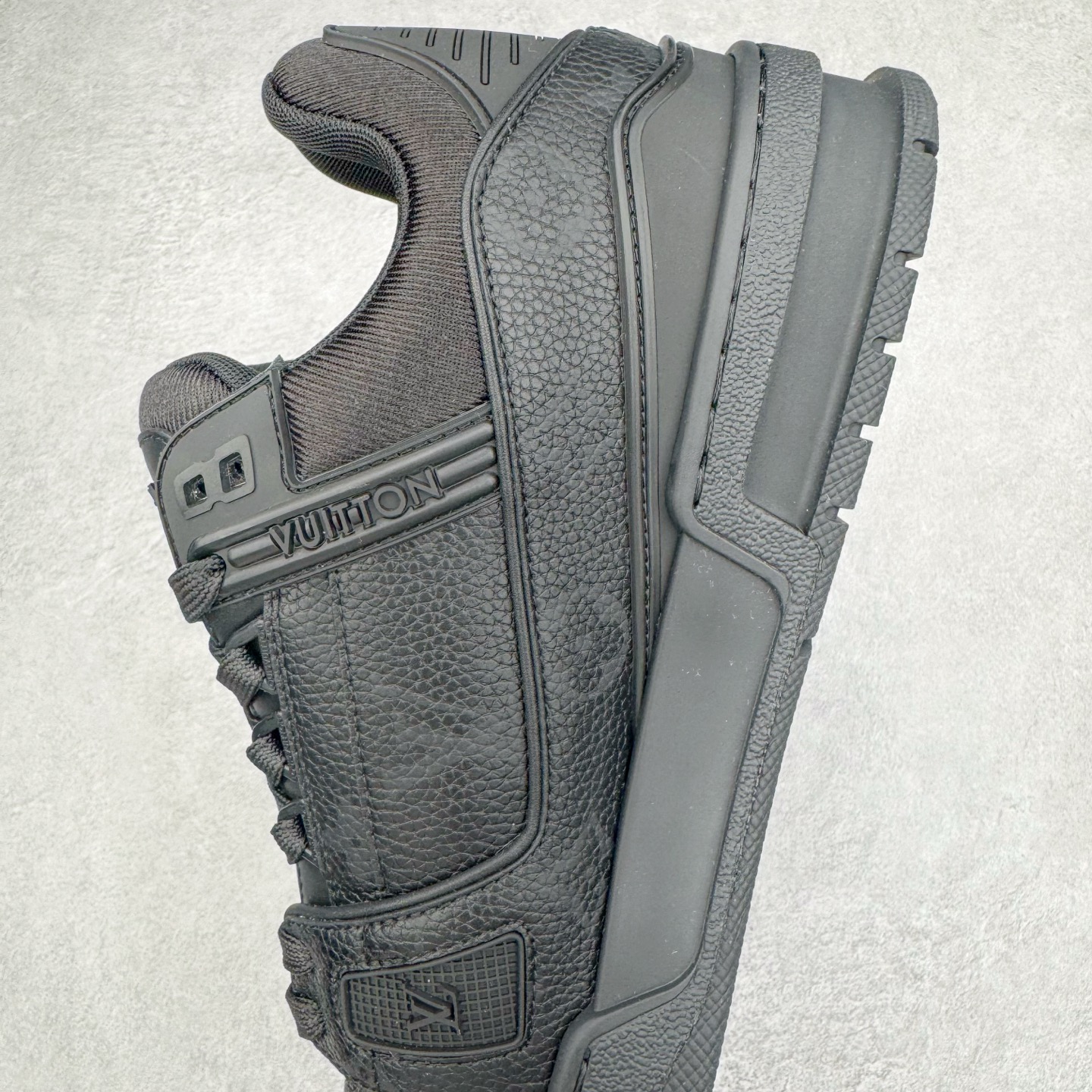 图片[7]-＃GD广顶 Louis Vuitton Trainer lv路易威登时装走秀运动时尚板鞋 外贸零售特供批次 2023全新纸板数据 印花高频效果碾压市面 市售天花板产物 耗时半年巨作 全套原厂新版原纸板楦头开发 原厂特供皮料加持 市场所有版本中综合最强的货品 GD实力大厂出品 全网最全配色更新最快 最成熟的做工稳定的品控 完美鞋型超高的清洁度 零毛边线头瑕疵 全套原楦原纸版原鞋开模 全网最具灵魂的版型 正确原装黄色鞋盒 正确中底印花 鞋面印花3D高频深度立体 全鞋电脑针车 紧密相连 针距密度一致 环保乳胶注塑鞋垫 厚度脚感还原原版 皮面裁剪部位 统一油边封口工艺 原装橡胶大底含胶量大底组合零偏差 专柜全套包装 防尘袋 说明书 质保卡 男女鞋 尺码：35 36 37 38 39 40 41 42 43 44 45-选品中心