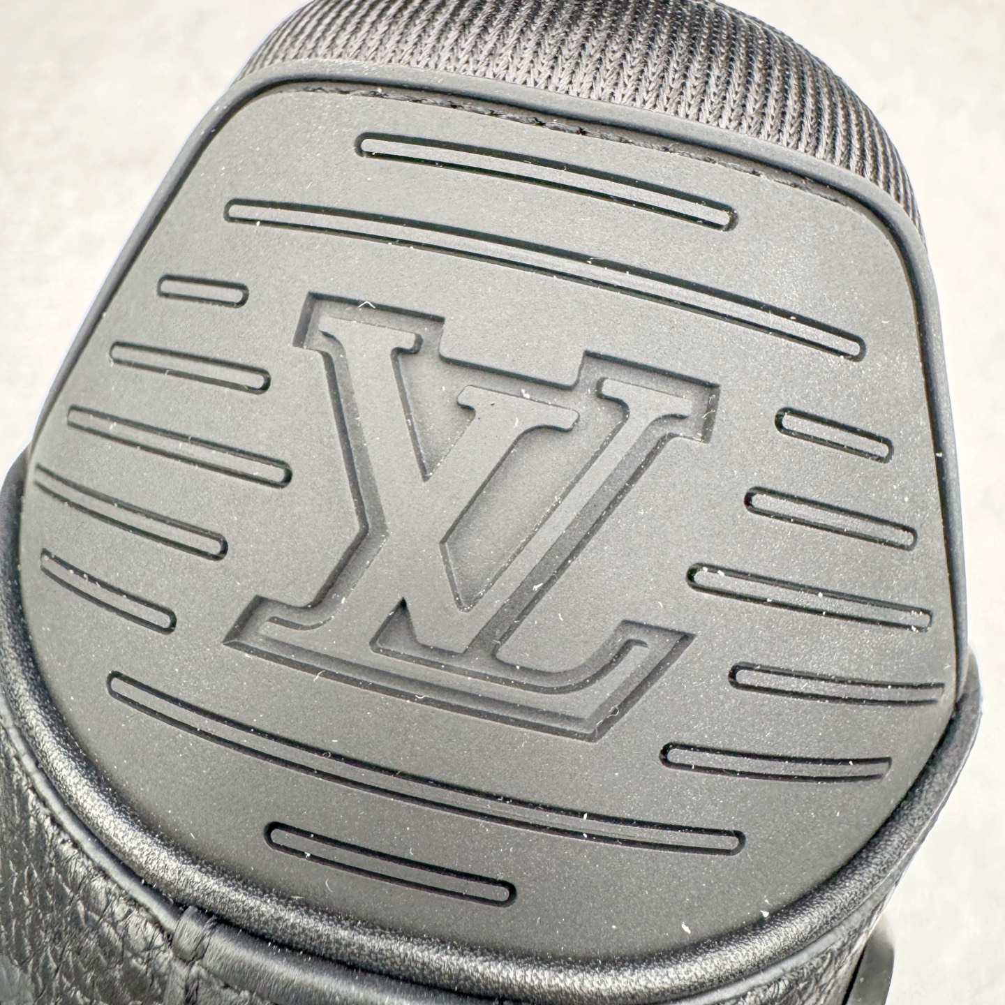 图片[18]-＃GD广顶 Louis Vuitton Trainer lv路易威登时装走秀运动时尚板鞋 外贸零售特供批次 2023全新纸板数据 印花高频效果碾压市面 市售天花板产物 耗时半年巨作 全套原厂新版原纸板楦头开发 原厂特供皮料加持 市场所有版本中综合最强的货品 GD实力大厂出品 全网最全配色更新最快 最成熟的做工稳定的品控 完美鞋型超高的清洁度 零毛边线头瑕疵 全套原楦原纸版原鞋开模 全网最具灵魂的版型 正确原装黄色鞋盒 正确中底印花 鞋面印花3D高频深度立体 全鞋电脑针车 紧密相连 针距密度一致 环保乳胶注塑鞋垫 厚度脚感还原原版 皮面裁剪部位 统一油边封口工艺 原装橡胶大底含胶量大底组合零偏差 专柜全套包装 防尘袋 说明书 质保卡 男女鞋 尺码：35 36 37 38 39 40 41 42 43 44 45-选品中心