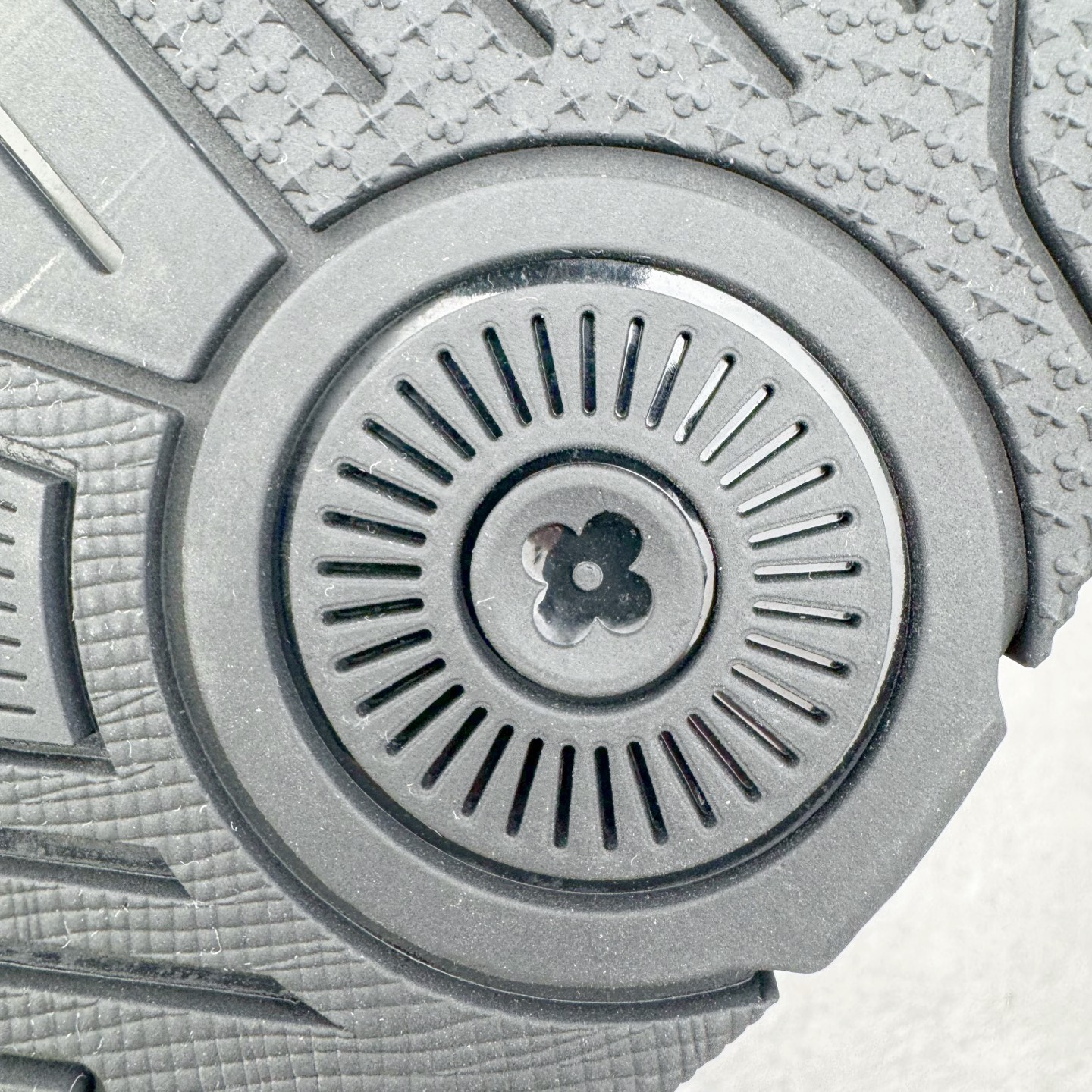 图片[12]-＃GD广顶 Louis Vuitton Trainer lv路易威登时装走秀运动时尚板鞋 外贸零售特供批次 2023全新纸板数据 印花高频效果碾压市面 市售天花板产物 耗时半年巨作 全套原厂新版原纸板楦头开发 原厂特供皮料加持 市场所有版本中综合最强的货品 GD实力大厂出品 全网最全配色更新最快 最成熟的做工稳定的品控 完美鞋型超高的清洁度 零毛边线头瑕疵 全套原楦原纸版原鞋开模 全网最具灵魂的版型 正确原装黄色鞋盒 正确中底印花 鞋面印花3D高频深度立体 全鞋电脑针车 紧密相连 针距密度一致 环保乳胶注塑鞋垫 厚度脚感还原原版 皮面裁剪部位 统一油边封口工艺 原装橡胶大底含胶量大底组合零偏差 专柜全套包装 防尘袋 说明书 质保卡 男女鞋 尺码：35 36 37 38 39 40 41 42 43 44 45-选品中心