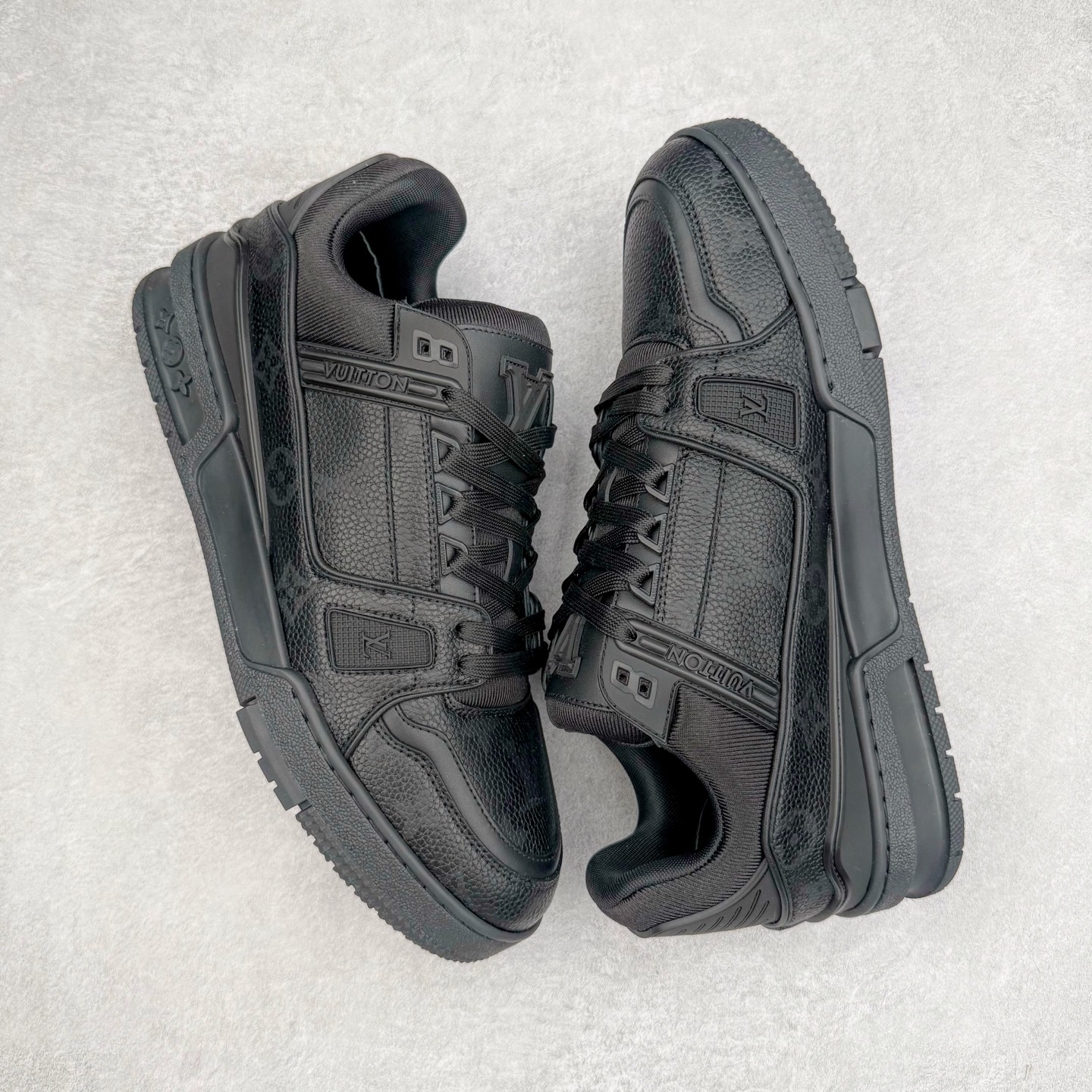 图片[3]-＃GD广顶 Louis Vuitton Trainer lv路易威登时装走秀运动时尚板鞋 外贸零售特供批次 2023全新纸板数据 印花高频效果碾压市面 市售天花板产物 耗时半年巨作 全套原厂新版原纸板楦头开发 原厂特供皮料加持 市场所有版本中综合最强的货品 GD实力大厂出品 全网最全配色更新最快 最成熟的做工稳定的品控 完美鞋型超高的清洁度 零毛边线头瑕疵 全套原楦原纸版原鞋开模 全网最具灵魂的版型 正确原装黄色鞋盒 正确中底印花 鞋面印花3D高频深度立体 全鞋电脑针车 紧密相连 针距密度一致 环保乳胶注塑鞋垫 厚度脚感还原原版 皮面裁剪部位 统一油边封口工艺 原装橡胶大底含胶量大底组合零偏差 专柜全套包装 防尘袋 说明书 质保卡 男女鞋 尺码：35 36 37 38 39 40 41 42 43 44 45-选品中心