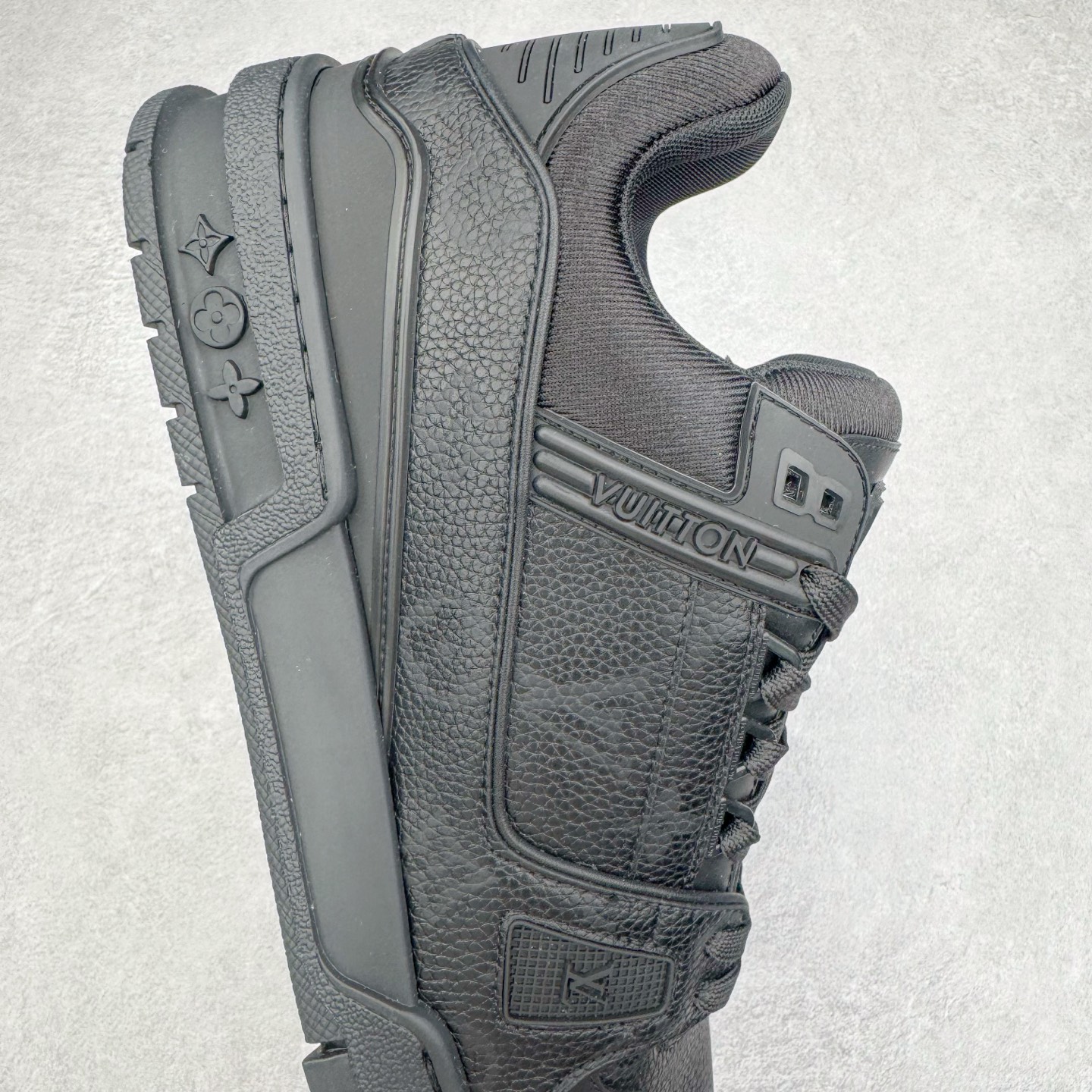 图片[6]-＃GD广顶 Louis Vuitton Trainer lv路易威登时装走秀运动时尚板鞋 外贸零售特供批次 2023全新纸板数据 印花高频效果碾压市面 市售天花板产物 耗时半年巨作 全套原厂新版原纸板楦头开发 原厂特供皮料加持 市场所有版本中综合最强的货品 GD实力大厂出品 全网最全配色更新最快 最成熟的做工稳定的品控 完美鞋型超高的清洁度 零毛边线头瑕疵 全套原楦原纸版原鞋开模 全网最具灵魂的版型 正确原装黄色鞋盒 正确中底印花 鞋面印花3D高频深度立体 全鞋电脑针车 紧密相连 针距密度一致 环保乳胶注塑鞋垫 厚度脚感还原原版 皮面裁剪部位 统一油边封口工艺 原装橡胶大底含胶量大底组合零偏差 专柜全套包装 防尘袋 说明书 质保卡 男女鞋 尺码：35 36 37 38 39 40 41 42 43 44 45-选品中心