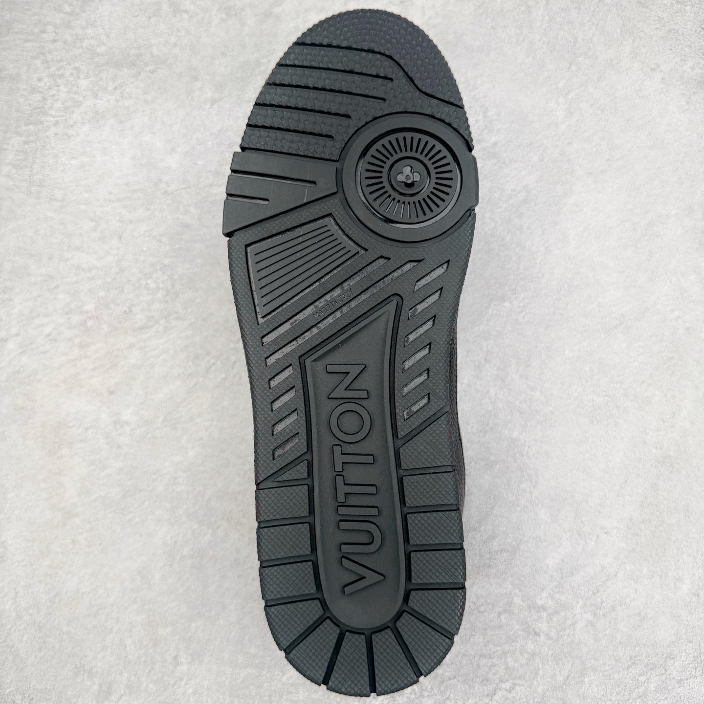 图片[9]-＃GD广顶 Louis Vuitton Trainer lv路易威登时装走秀运动时尚板鞋 外贸零售特供批次 2023全新纸板数据 印花高频效果碾压市面 市售天花板产物 耗时半年巨作 全套原厂新版原纸板楦头开发 原厂特供皮料加持 市场所有版本中综合最强的货品 GD实力大厂出品 全网最全配色更新最快 最成熟的做工稳定的品控 完美鞋型超高的清洁度 零毛边线头瑕疵 全套原楦原纸版原鞋开模 全网最具灵魂的版型 正确原装黄色鞋盒 正确中底印花 鞋面印花3D高频深度立体 全鞋电脑针车 紧密相连 针距密度一致 环保乳胶注塑鞋垫 厚度脚感还原原版 皮面裁剪部位 统一油边封口工艺 原装橡胶大底含胶量大底组合零偏差 专柜全套包装 防尘袋 说明书 质保卡 男女鞋 尺码：35 36 37 38 39 40 41 42 43 44 45-选品中心