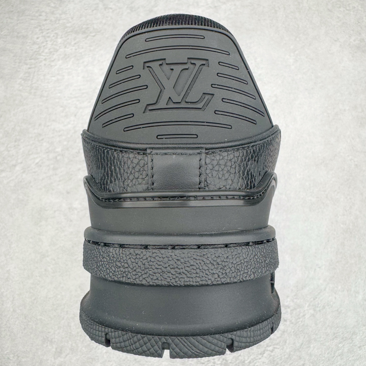 图片[8]-＃GD广顶 Louis Vuitton Trainer lv路易威登时装走秀运动时尚板鞋 外贸零售特供批次 2023全新纸板数据 印花高频效果碾压市面 市售天花板产物 耗时半年巨作 全套原厂新版原纸板楦头开发 原厂特供皮料加持 市场所有版本中综合最强的货品 GD实力大厂出品 全网最全配色更新最快 最成熟的做工稳定的品控 完美鞋型超高的清洁度 零毛边线头瑕疵 全套原楦原纸版原鞋开模 全网最具灵魂的版型 正确原装黄色鞋盒 正确中底印花 鞋面印花3D高频深度立体 全鞋电脑针车 紧密相连 针距密度一致 环保乳胶注塑鞋垫 厚度脚感还原原版 皮面裁剪部位 统一油边封口工艺 原装橡胶大底含胶量大底组合零偏差 专柜全套包装 防尘袋 说明书 质保卡 男女鞋 尺码：35 36 37 38 39 40 41 42 43 44 45-选品中心