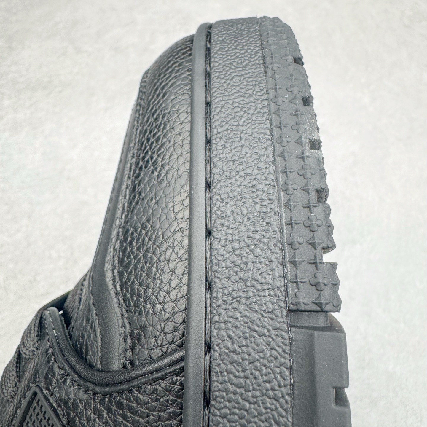 图片[13]-＃GD广顶 Louis Vuitton Trainer lv路易威登时装走秀运动时尚板鞋 外贸零售特供批次 2023全新纸板数据 印花高频效果碾压市面 市售天花板产物 耗时半年巨作 全套原厂新版原纸板楦头开发 原厂特供皮料加持 市场所有版本中综合最强的货品 GD实力大厂出品 全网最全配色更新最快 最成熟的做工稳定的品控 完美鞋型超高的清洁度 零毛边线头瑕疵 全套原楦原纸版原鞋开模 全网最具灵魂的版型 正确原装黄色鞋盒 正确中底印花 鞋面印花3D高频深度立体 全鞋电脑针车 紧密相连 针距密度一致 环保乳胶注塑鞋垫 厚度脚感还原原版 皮面裁剪部位 统一油边封口工艺 原装橡胶大底含胶量大底组合零偏差 专柜全套包装 防尘袋 说明书 质保卡 男女鞋 尺码：35 36 37 38 39 40 41 42 43 44 45-选品中心