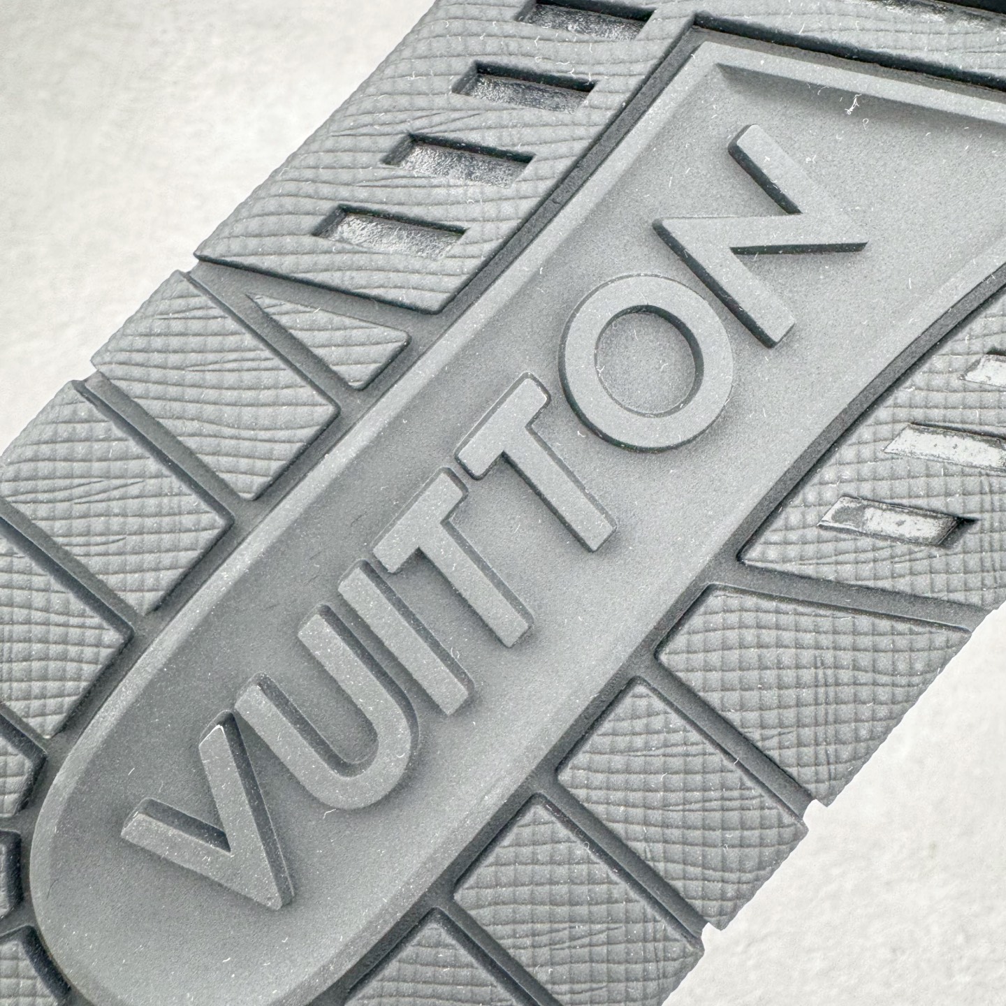 图片[11]-＃GD广顶 Louis Vuitton Trainer lv路易威登时装走秀运动时尚板鞋 外贸零售特供批次 2023全新纸板数据 印花高频效果碾压市面 市售天花板产物 耗时半年巨作 全套原厂新版原纸板楦头开发 原厂特供皮料加持 市场所有版本中综合最强的货品 GD实力大厂出品 全网最全配色更新最快 最成熟的做工稳定的品控 完美鞋型超高的清洁度 零毛边线头瑕疵 全套原楦原纸版原鞋开模 全网最具灵魂的版型 正确原装黄色鞋盒 正确中底印花 鞋面印花3D高频深度立体 全鞋电脑针车 紧密相连 针距密度一致 环保乳胶注塑鞋垫 厚度脚感还原原版 皮面裁剪部位 统一油边封口工艺 原装橡胶大底含胶量大底组合零偏差 专柜全套包装 防尘袋 说明书 质保卡 男女鞋 尺码：35 36 37 38 39 40 41 42 43 44 45-选品中心