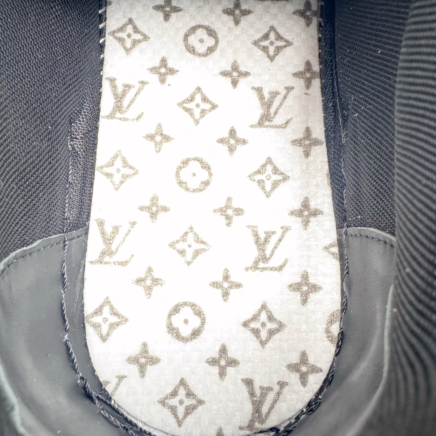 图片[24]-＃GD广顶 Louis Vuitton Trainer lv路易威登时装走秀运动时尚板鞋 外贸零售特供批次 2023全新纸板数据 印花高频效果碾压市面 市售天花板产物 耗时半年巨作 全套原厂新版原纸板楦头开发 原厂特供皮料加持 市场所有版本中综合最强的货品 GD实力大厂出品 全网最全配色更新最快 最成熟的做工稳定的品控 完美鞋型超高的清洁度 零毛边线头瑕疵 全套原楦原纸版原鞋开模 全网最具灵魂的版型 正确原装黄色鞋盒 正确中底印花 鞋面印花3D高频深度立体 全鞋电脑针车 紧密相连 针距密度一致 环保乳胶注塑鞋垫 厚度脚感还原原版 皮面裁剪部位 统一油边封口工艺 原装橡胶大底含胶量大底组合零偏差 专柜全套包装 防尘袋 说明书 质保卡 男女鞋 尺码：35 36 37 38 39 40 41 42 43 44 45-选品中心