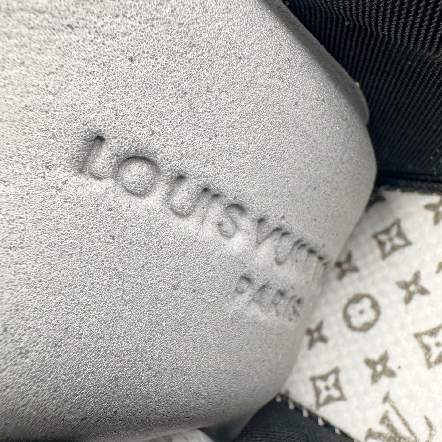 图片[23]-＃GD广顶 Louis Vuitton Trainer lv路易威登时装走秀运动时尚板鞋 外贸零售特供批次 2023全新纸板数据 印花高频效果碾压市面 市售天花板产物 耗时半年巨作 全套原厂新版原纸板楦头开发 原厂特供皮料加持 市场所有版本中综合最强的货品 GD实力大厂出品 全网最全配色更新最快 最成熟的做工稳定的品控 完美鞋型超高的清洁度 零毛边线头瑕疵 全套原楦原纸版原鞋开模 全网最具灵魂的版型 正确原装黄色鞋盒 正确中底印花 鞋面印花3D高频深度立体 全鞋电脑针车 紧密相连 针距密度一致 环保乳胶注塑鞋垫 厚度脚感还原原版 皮面裁剪部位 统一油边封口工艺 原装橡胶大底含胶量大底组合零偏差 专柜全套包装 防尘袋 说明书 质保卡 男女鞋 尺码：35 36 37 38 39 40 41 42 43 44 45-选品中心