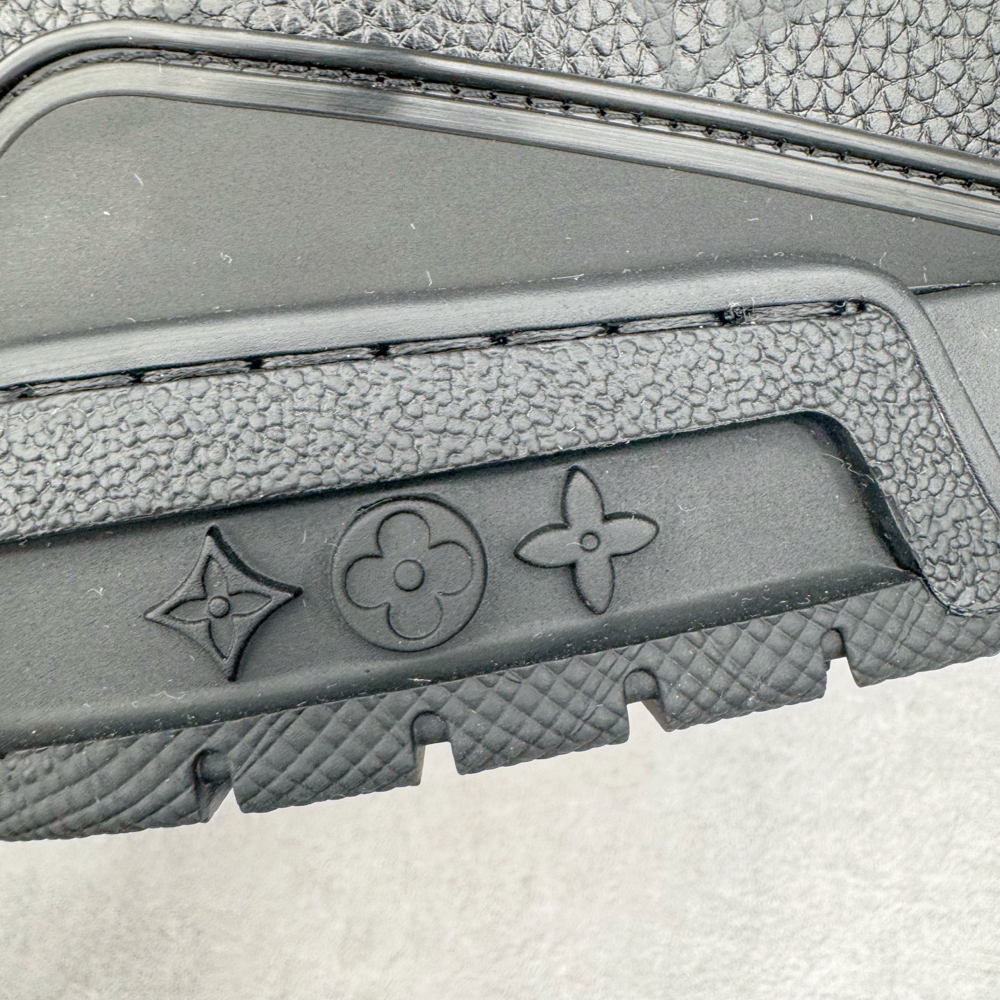 图片[16]-＃GD广顶 Louis Vuitton Trainer lv路易威登时装走秀运动时尚板鞋 外贸零售特供批次 2023全新纸板数据 印花高频效果碾压市面 市售天花板产物 耗时半年巨作 全套原厂新版原纸板楦头开发 原厂特供皮料加持 市场所有版本中综合最强的货品 GD实力大厂出品 全网最全配色更新最快 最成熟的做工稳定的品控 完美鞋型超高的清洁度 零毛边线头瑕疵 全套原楦原纸版原鞋开模 全网最具灵魂的版型 正确原装黄色鞋盒 正确中底印花 鞋面印花3D高频深度立体 全鞋电脑针车 紧密相连 针距密度一致 环保乳胶注塑鞋垫 厚度脚感还原原版 皮面裁剪部位 统一油边封口工艺 原装橡胶大底含胶量大底组合零偏差 专柜全套包装 防尘袋 说明书 质保卡 男女鞋 尺码：35 36 37 38 39 40 41 42 43 44 45-选品中心