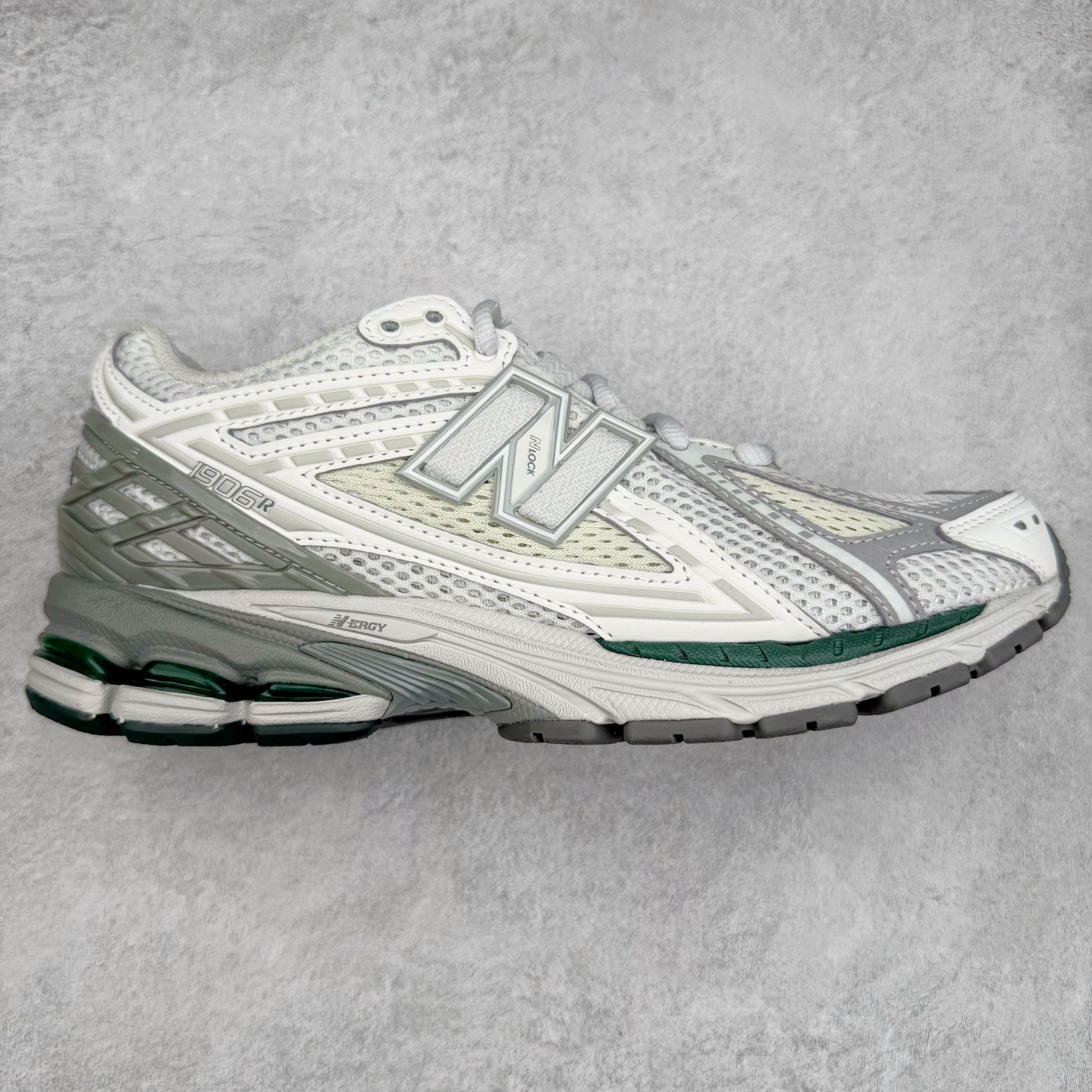 ＃M纯原 New Balance M1906RGP 灰白绿 NB新百伦潮流复古织物皮革减震防滑耐磨轻便低帮跑步鞋 原档数据独立私模大底 唯一正确六层组合大底 RB前软后硬 百分百还原原鞋脚感 基于市场现有版本全新升级调整 NB市场最强产物 全网最全配色加持 全套原楦原纸板原厂数据开发 全鞋电脑针车加持 原厂网布 原装进口头层翻毛皮料正确绒感卡色 正确中底拉帮中底网布细节 一比一手工擦旧效果 冲裁组合 匠心打造 耗时两个月开发完成 工艺极其复杂难度可想而知 高端零售专供产物 尺码：36 37 37.5 38 38.5 39.5 40 40.5 41.5 42 42.5 43 44 44.5 45 45.5 46.5 47-选品中心