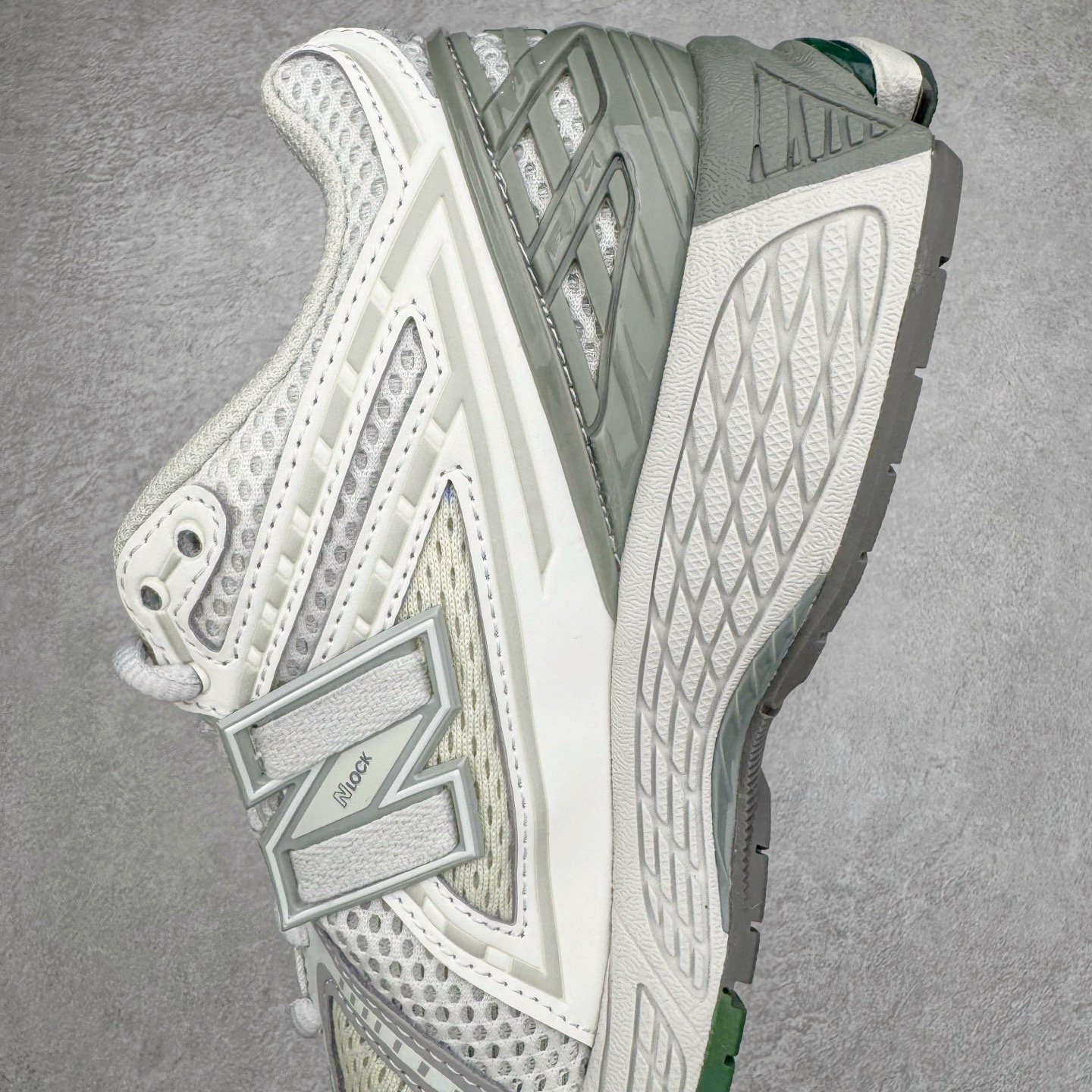 图片[7]-＃M纯原 New Balance M1906RGP 灰白绿 NB新百伦潮流复古织物皮革减震防滑耐磨轻便低帮跑步鞋 原档数据独立私模大底 唯一正确六层组合大底 RB前软后硬 百分百还原原鞋脚感 基于市场现有版本全新升级调整 NB市场最强产物 全网最全配色加持 全套原楦原纸板原厂数据开发 全鞋电脑针车加持 原厂网布 原装进口头层翻毛皮料正确绒感卡色 正确中底拉帮中底网布细节 一比一手工擦旧效果 冲裁组合 匠心打造 耗时两个月开发完成 工艺极其复杂难度可想而知 高端零售专供产物 尺码：36 37 37.5 38 38.5 39.5 40 40.5 41.5 42 42.5 43 44 44.5 45 45.5 46.5 47-选品中心