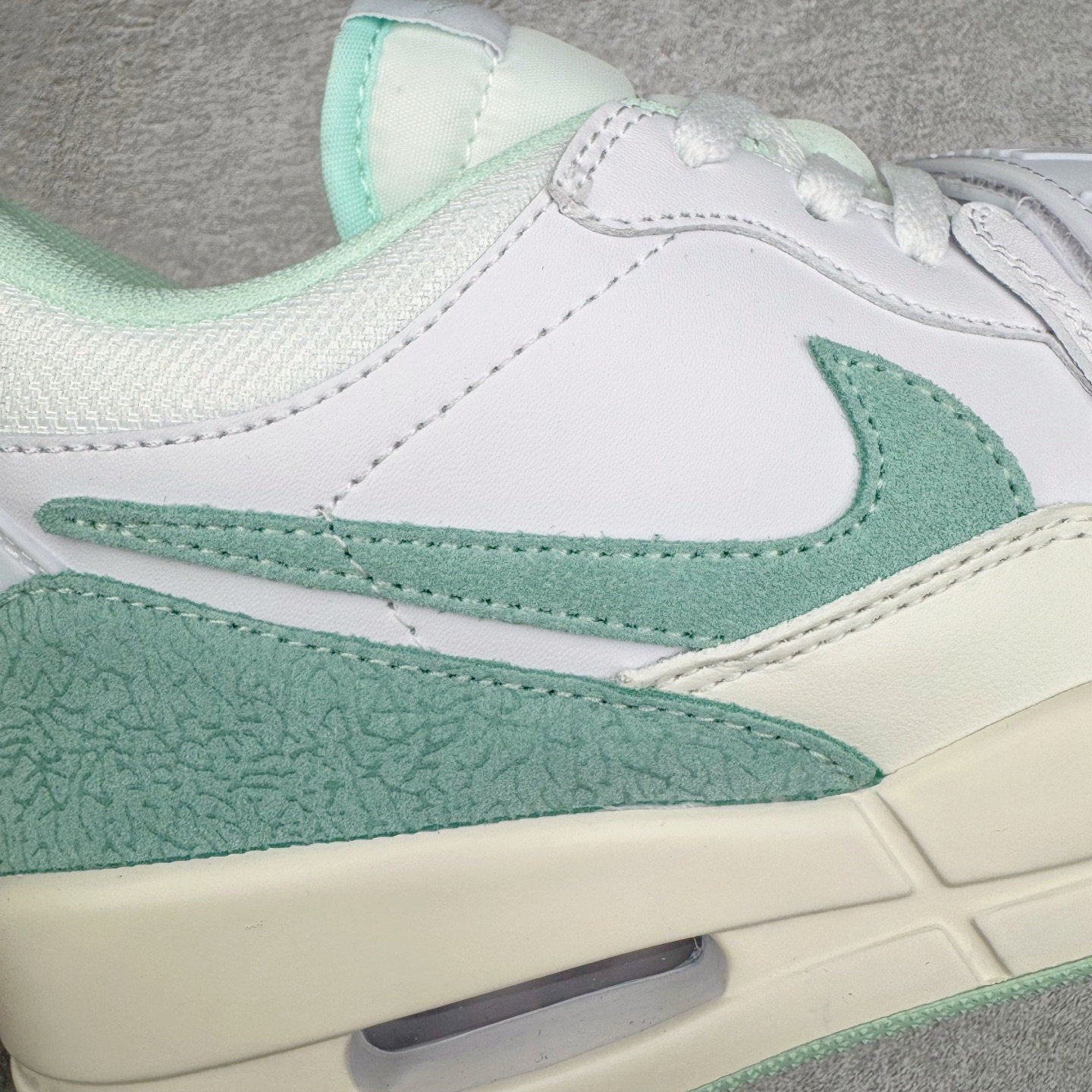 图片[18]-＃KZ神版 Air Jordan Legacy AJ312 Low 低帮复古篮球鞋 白绿 FQ7827-103 市场最强独一档产物 全套原纸板楦头开发 原厂大底磨具加持立体防滑纹理 原档数据后跟TPU子母扣魔术贴 原装可视Air Sole气垫 原汁原味最完美的312代版型 唯一正确鞋头趴度弧度高度鞋身腰线 进口港宝加持 后跟自然饱满 全鞋荧光划线卡点 追求极致完美 每一双都是工艺品 多重QC质检 超越公司货的品控标准 实实在在的免检产品 鞋身采用了皮革材质打造 横跨鞋面的魔术贴十分吸睛 侧面的Swoosh Logo的一部分被鞋面遮挡了一部分 颇具玩味 魔术贴上标有NK标识 而鞋舌上是Jordan的经典红色飞翼Logo 后跟和鞋底均采用了AJ3的设计 后跟上同样也使用了经典的爆裂纹图案 尺码：36 36.5 37.5 38 38.5 39 40 40.5 41 42 42.5 43 44 44.5 45 46 47.5-选品中心