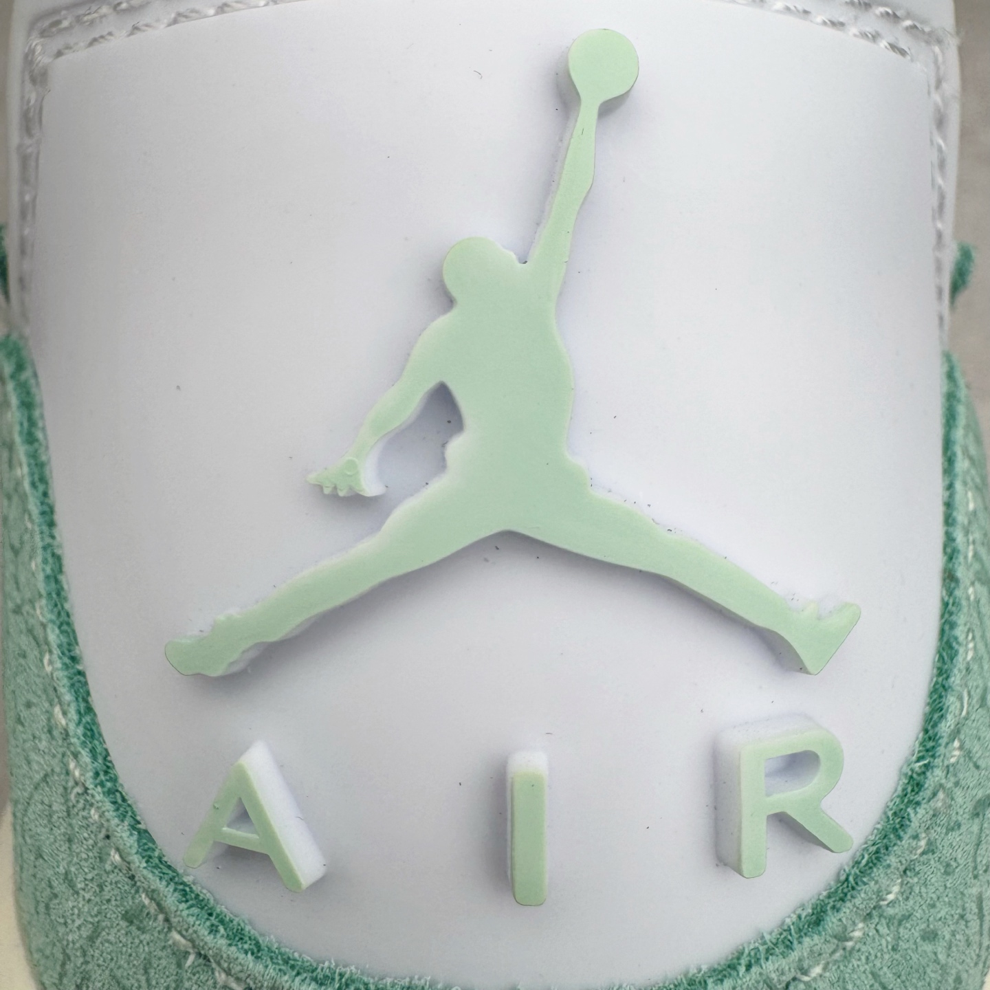 图片[13]-＃KZ神版 Air Jordan Legacy AJ312 Low 低帮复古篮球鞋 白绿 FQ7827-103 市场最强独一档产物 全套原纸板楦头开发 原厂大底磨具加持立体防滑纹理 原档数据后跟TPU子母扣魔术贴 原装可视Air Sole气垫 原汁原味最完美的312代版型 唯一正确鞋头趴度弧度高度鞋身腰线 进口港宝加持 后跟自然饱满 全鞋荧光划线卡点 追求极致完美 每一双都是工艺品 多重QC质检 超越公司货的品控标准 实实在在的免检产品 鞋身采用了皮革材质打造 横跨鞋面的魔术贴十分吸睛 侧面的Swoosh Logo的一部分被鞋面遮挡了一部分 颇具玩味 魔术贴上标有NK标识 而鞋舌上是Jordan的经典红色飞翼Logo 后跟和鞋底均采用了AJ3的设计 后跟上同样也使用了经典的爆裂纹图案 尺码：36 36.5 37.5 38 38.5 39 40 40.5 41 42 42.5 43 44 44.5 45 46 47.5-选品中心