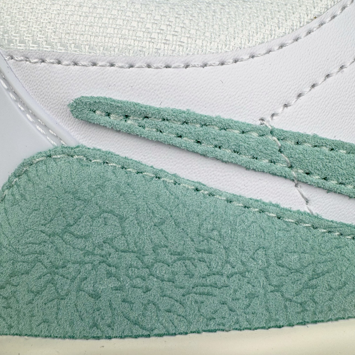 图片[19]-＃KZ神版 Air Jordan Legacy AJ312 Low 低帮复古篮球鞋 白绿 FQ7827-103 市场最强独一档产物 全套原纸板楦头开发 原厂大底磨具加持立体防滑纹理 原档数据后跟TPU子母扣魔术贴 原装可视Air Sole气垫 原汁原味最完美的312代版型 唯一正确鞋头趴度弧度高度鞋身腰线 进口港宝加持 后跟自然饱满 全鞋荧光划线卡点 追求极致完美 每一双都是工艺品 多重QC质检 超越公司货的品控标准 实实在在的免检产品 鞋身采用了皮革材质打造 横跨鞋面的魔术贴十分吸睛 侧面的Swoosh Logo的一部分被鞋面遮挡了一部分 颇具玩味 魔术贴上标有NK标识 而鞋舌上是Jordan的经典红色飞翼Logo 后跟和鞋底均采用了AJ3的设计 后跟上同样也使用了经典的爆裂纹图案 尺码：36 36.5 37.5 38 38.5 39 40 40.5 41 42 42.5 43 44 44.5 45 46 47.5-选品中心