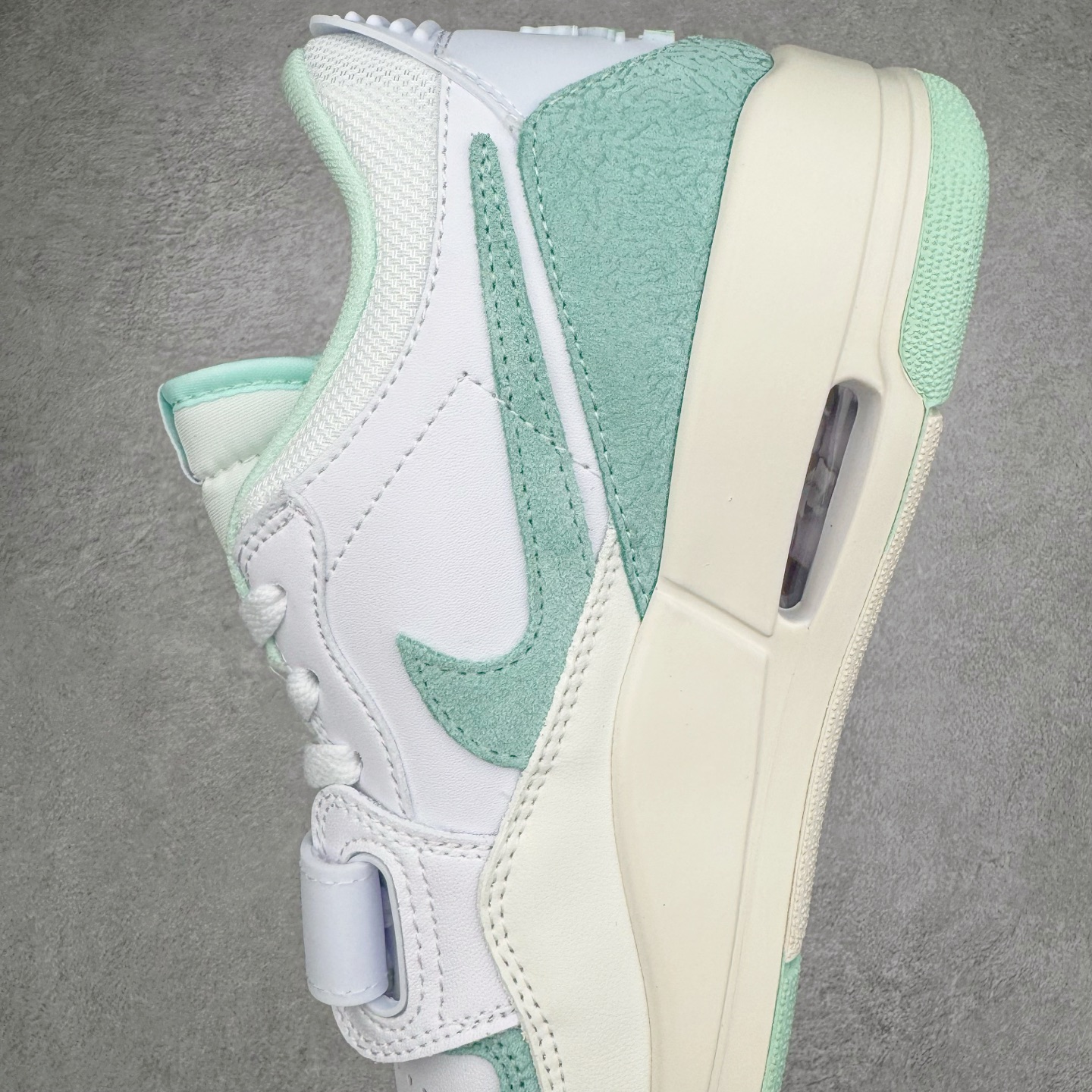 图片[7]-＃KZ神版 Air Jordan Legacy AJ312 Low 低帮复古篮球鞋 白绿 FQ7827-103 市场最强独一档产物 全套原纸板楦头开发 原厂大底磨具加持立体防滑纹理 原档数据后跟TPU子母扣魔术贴 原装可视Air Sole气垫 原汁原味最完美的312代版型 唯一正确鞋头趴度弧度高度鞋身腰线 进口港宝加持 后跟自然饱满 全鞋荧光划线卡点 追求极致完美 每一双都是工艺品 多重QC质检 超越公司货的品控标准 实实在在的免检产品 鞋身采用了皮革材质打造 横跨鞋面的魔术贴十分吸睛 侧面的Swoosh Logo的一部分被鞋面遮挡了一部分 颇具玩味 魔术贴上标有NK标识 而鞋舌上是Jordan的经典红色飞翼Logo 后跟和鞋底均采用了AJ3的设计 后跟上同样也使用了经典的爆裂纹图案 尺码：36 36.5 37.5 38 38.5 39 40 40.5 41 42 42.5 43 44 44.5 45 46 47.5-选品中心