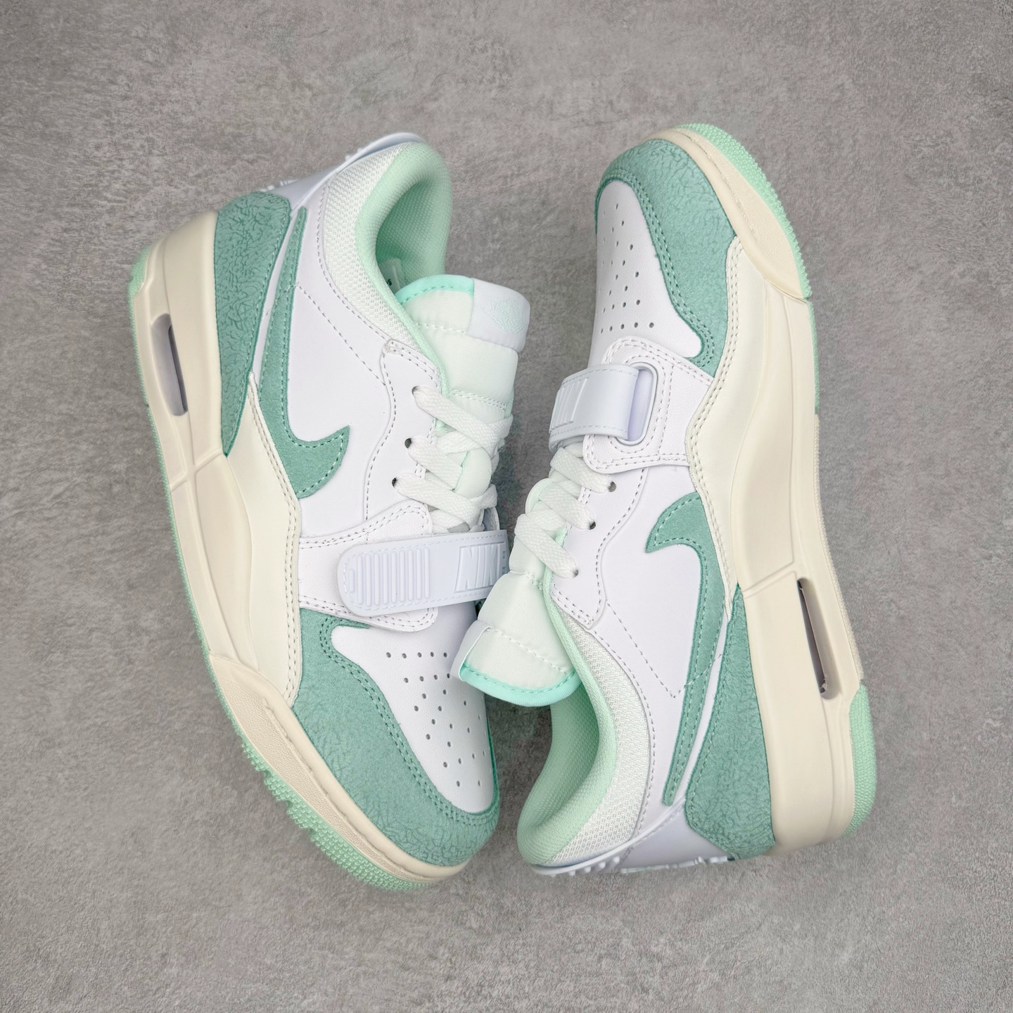 图片[3]-＃KZ神版 Air Jordan Legacy AJ312 Low 低帮复古篮球鞋 白绿 FQ7827-103 市场最强独一档产物 全套原纸板楦头开发 原厂大底磨具加持立体防滑纹理 原档数据后跟TPU子母扣魔术贴 原装可视Air Sole气垫 原汁原味最完美的312代版型 唯一正确鞋头趴度弧度高度鞋身腰线 进口港宝加持 后跟自然饱满 全鞋荧光划线卡点 追求极致完美 每一双都是工艺品 多重QC质检 超越公司货的品控标准 实实在在的免检产品 鞋身采用了皮革材质打造 横跨鞋面的魔术贴十分吸睛 侧面的Swoosh Logo的一部分被鞋面遮挡了一部分 颇具玩味 魔术贴上标有NK标识 而鞋舌上是Jordan的经典红色飞翼Logo 后跟和鞋底均采用了AJ3的设计 后跟上同样也使用了经典的爆裂纹图案 尺码：36 36.5 37.5 38 38.5 39 40 40.5 41 42 42.5 43 44 44.5 45 46 47.5-选品中心