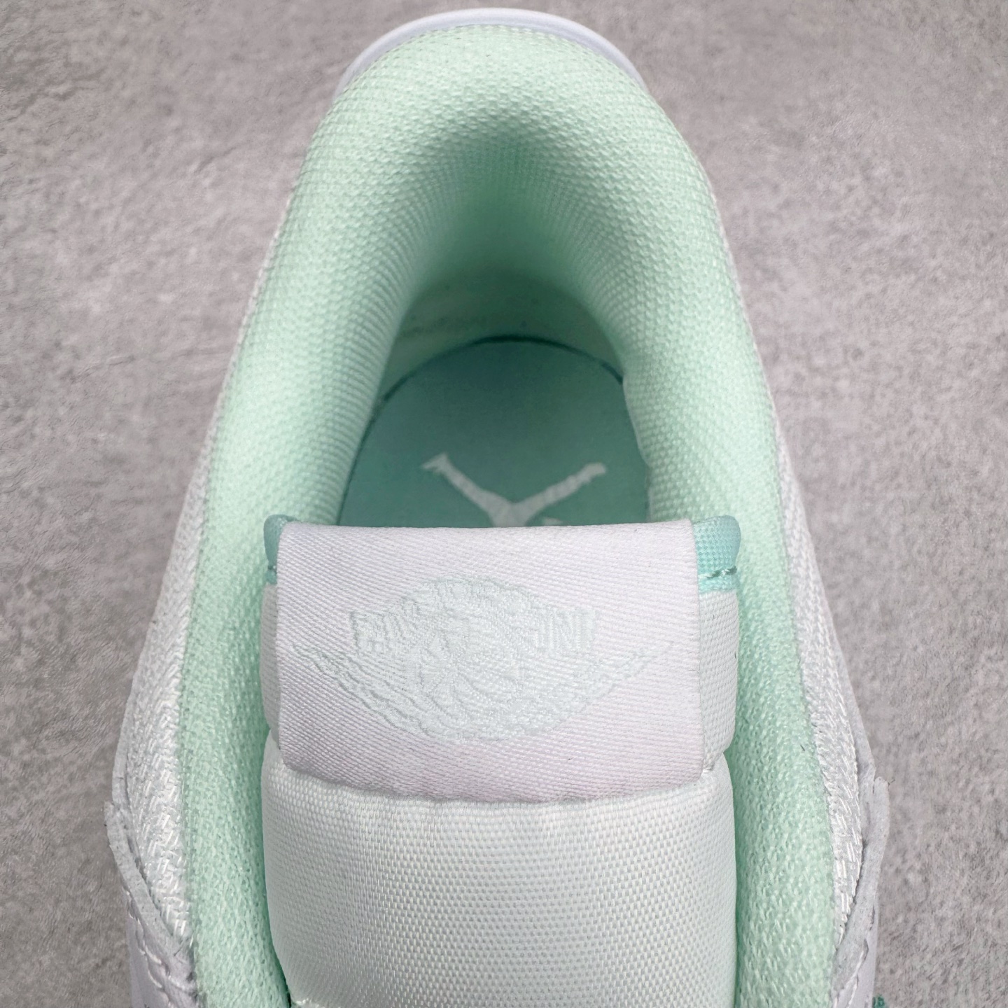 图片[15]-＃KZ神版 Air Jordan Legacy AJ312 Low 低帮复古篮球鞋 白绿 FQ7827-103 市场最强独一档产物 全套原纸板楦头开发 原厂大底磨具加持立体防滑纹理 原档数据后跟TPU子母扣魔术贴 原装可视Air Sole气垫 原汁原味最完美的312代版型 唯一正确鞋头趴度弧度高度鞋身腰线 进口港宝加持 后跟自然饱满 全鞋荧光划线卡点 追求极致完美 每一双都是工艺品 多重QC质检 超越公司货的品控标准 实实在在的免检产品 鞋身采用了皮革材质打造 横跨鞋面的魔术贴十分吸睛 侧面的Swoosh Logo的一部分被鞋面遮挡了一部分 颇具玩味 魔术贴上标有NK标识 而鞋舌上是Jordan的经典红色飞翼Logo 后跟和鞋底均采用了AJ3的设计 后跟上同样也使用了经典的爆裂纹图案 尺码：36 36.5 37.5 38 38.5 39 40 40.5 41 42 42.5 43 44 44.5 45 46 47.5-选品中心