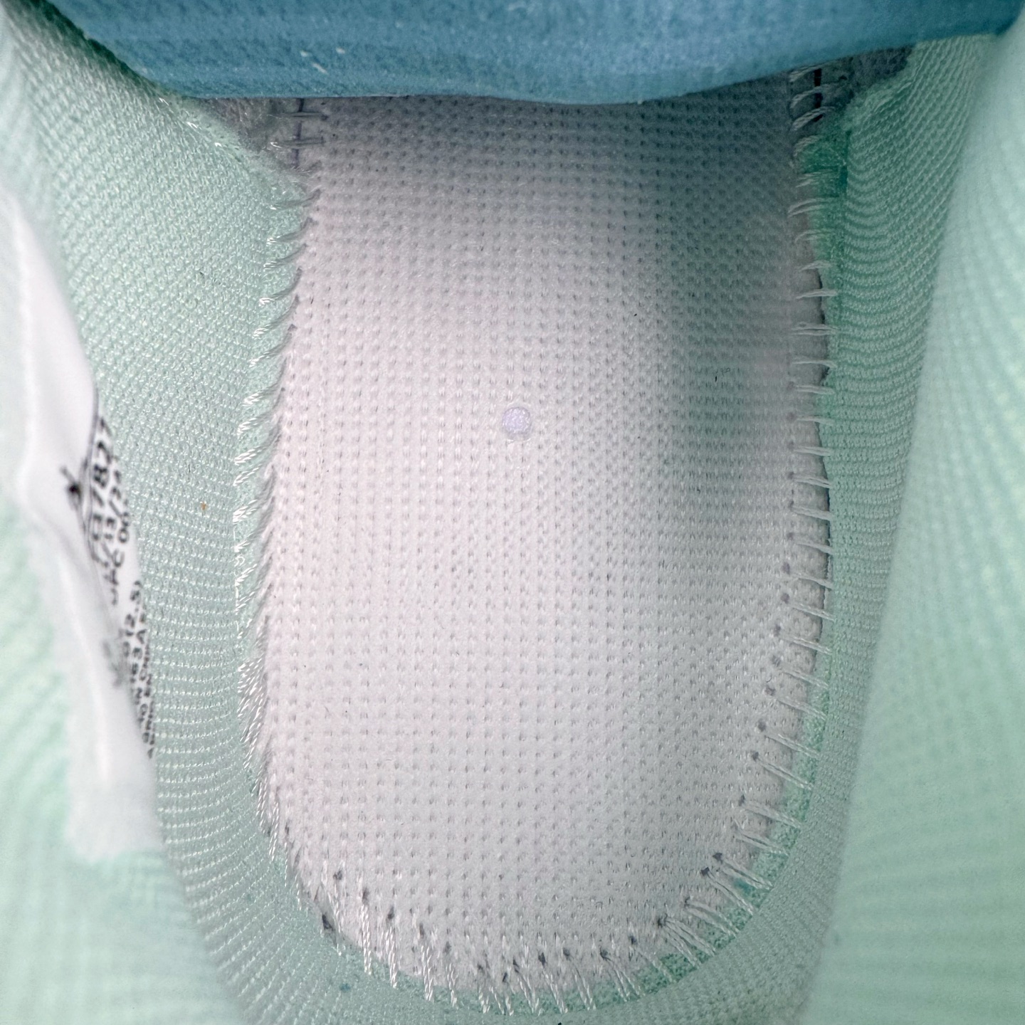 图片[10]-＃KZ神版 Air Jordan Legacy AJ312 Low 低帮复古篮球鞋 白绿 FQ7827-103 市场最强独一档产物 全套原纸板楦头开发 原厂大底磨具加持立体防滑纹理 原档数据后跟TPU子母扣魔术贴 原装可视Air Sole气垫 原汁原味最完美的312代版型 唯一正确鞋头趴度弧度高度鞋身腰线 进口港宝加持 后跟自然饱满 全鞋荧光划线卡点 追求极致完美 每一双都是工艺品 多重QC质检 超越公司货的品控标准 实实在在的免检产品 鞋身采用了皮革材质打造 横跨鞋面的魔术贴十分吸睛 侧面的Swoosh Logo的一部分被鞋面遮挡了一部分 颇具玩味 魔术贴上标有NK标识 而鞋舌上是Jordan的经典红色飞翼Logo 后跟和鞋底均采用了AJ3的设计 后跟上同样也使用了经典的爆裂纹图案 尺码：36 36.5 37.5 38 38.5 39 40 40.5 41 42 42.5 43 44 44.5 45 46 47.5-选品中心