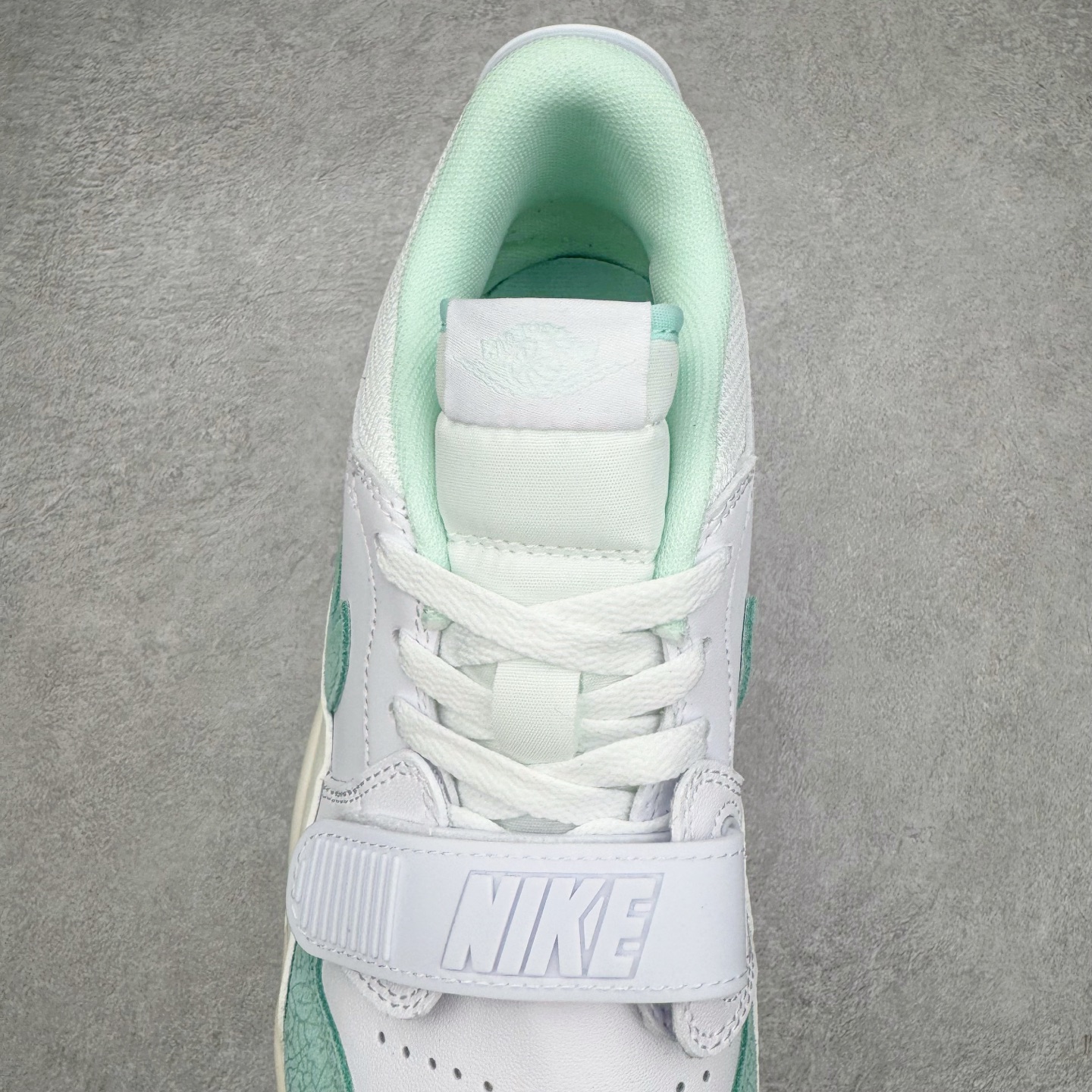 图片[5]-＃KZ神版 Air Jordan Legacy AJ312 Low 低帮复古篮球鞋 白绿 FQ7827-103 市场最强独一档产物 全套原纸板楦头开发 原厂大底磨具加持立体防滑纹理 原档数据后跟TPU子母扣魔术贴 原装可视Air Sole气垫 原汁原味最完美的312代版型 唯一正确鞋头趴度弧度高度鞋身腰线 进口港宝加持 后跟自然饱满 全鞋荧光划线卡点 追求极致完美 每一双都是工艺品 多重QC质检 超越公司货的品控标准 实实在在的免检产品 鞋身采用了皮革材质打造 横跨鞋面的魔术贴十分吸睛 侧面的Swoosh Logo的一部分被鞋面遮挡了一部分 颇具玩味 魔术贴上标有NK标识 而鞋舌上是Jordan的经典红色飞翼Logo 后跟和鞋底均采用了AJ3的设计 后跟上同样也使用了经典的爆裂纹图案 尺码：36 36.5 37.5 38 38.5 39 40 40.5 41 42 42.5 43 44 44.5 45 46 47.5-选品中心