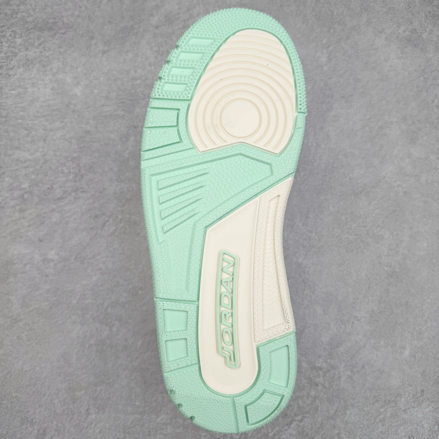 图片[9]-＃KZ神版 Air Jordan Legacy AJ312 Low 低帮复古篮球鞋 白绿 FQ7827-103 市场最强独一档产物 全套原纸板楦头开发 原厂大底磨具加持立体防滑纹理 原档数据后跟TPU子母扣魔术贴 原装可视Air Sole气垫 原汁原味最完美的312代版型 唯一正确鞋头趴度弧度高度鞋身腰线 进口港宝加持 后跟自然饱满 全鞋荧光划线卡点 追求极致完美 每一双都是工艺品 多重QC质检 超越公司货的品控标准 实实在在的免检产品 鞋身采用了皮革材质打造 横跨鞋面的魔术贴十分吸睛 侧面的Swoosh Logo的一部分被鞋面遮挡了一部分 颇具玩味 魔术贴上标有NK标识 而鞋舌上是Jordan的经典红色飞翼Logo 后跟和鞋底均采用了AJ3的设计 后跟上同样也使用了经典的爆裂纹图案 尺码：36 36.5 37.5 38 38.5 39 40 40.5 41 42 42.5 43 44 44.5 45 46 47.5-选品中心