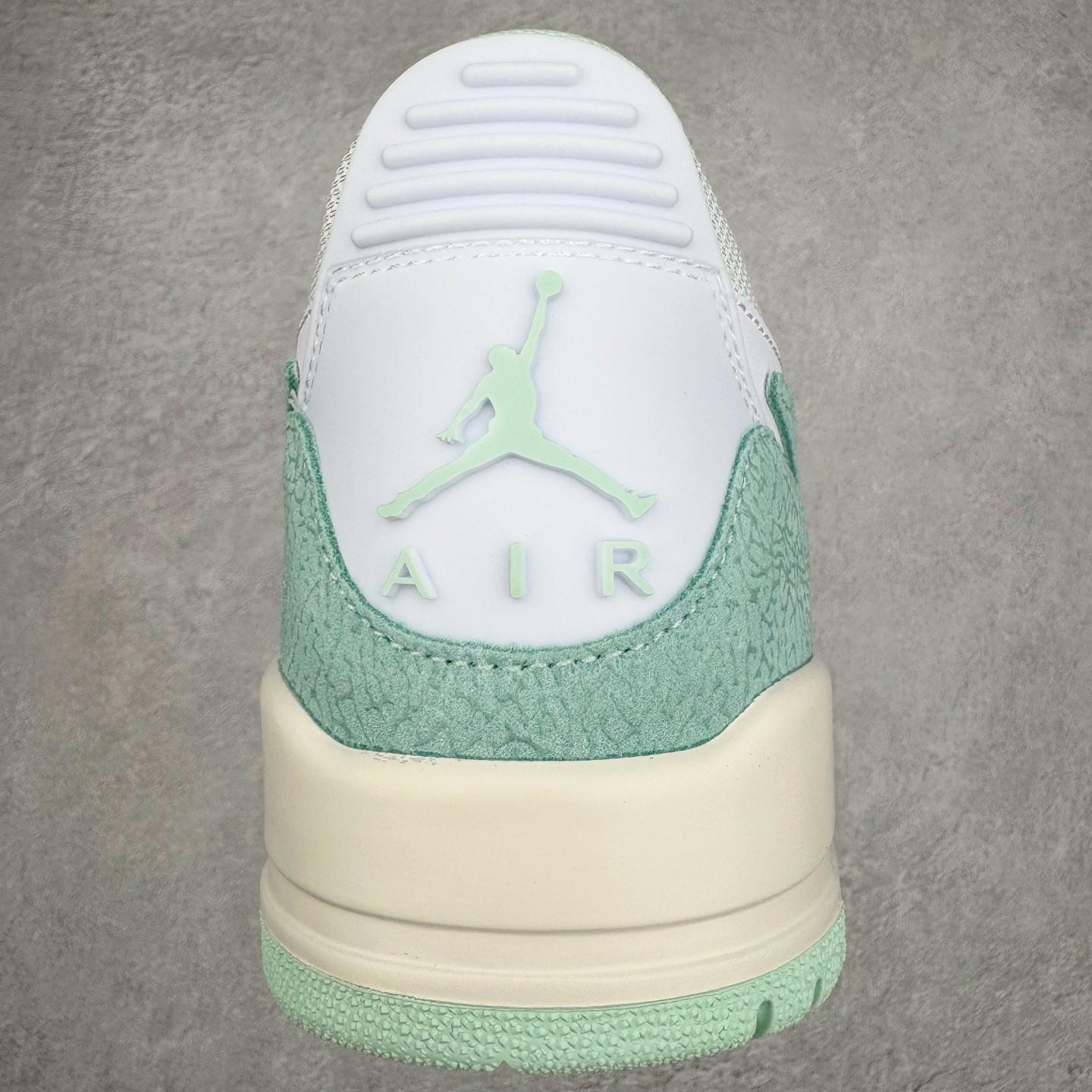 图片[8]-＃KZ神版 Air Jordan Legacy AJ312 Low 低帮复古篮球鞋 白绿 FQ7827-103 市场最强独一档产物 全套原纸板楦头开发 原厂大底磨具加持立体防滑纹理 原档数据后跟TPU子母扣魔术贴 原装可视Air Sole气垫 原汁原味最完美的312代版型 唯一正确鞋头趴度弧度高度鞋身腰线 进口港宝加持 后跟自然饱满 全鞋荧光划线卡点 追求极致完美 每一双都是工艺品 多重QC质检 超越公司货的品控标准 实实在在的免检产品 鞋身采用了皮革材质打造 横跨鞋面的魔术贴十分吸睛 侧面的Swoosh Logo的一部分被鞋面遮挡了一部分 颇具玩味 魔术贴上标有NK标识 而鞋舌上是Jordan的经典红色飞翼Logo 后跟和鞋底均采用了AJ3的设计 后跟上同样也使用了经典的爆裂纹图案 尺码：36 36.5 37.5 38 38.5 39 40 40.5 41 42 42.5 43 44 44.5 45 46 47.5-选品中心