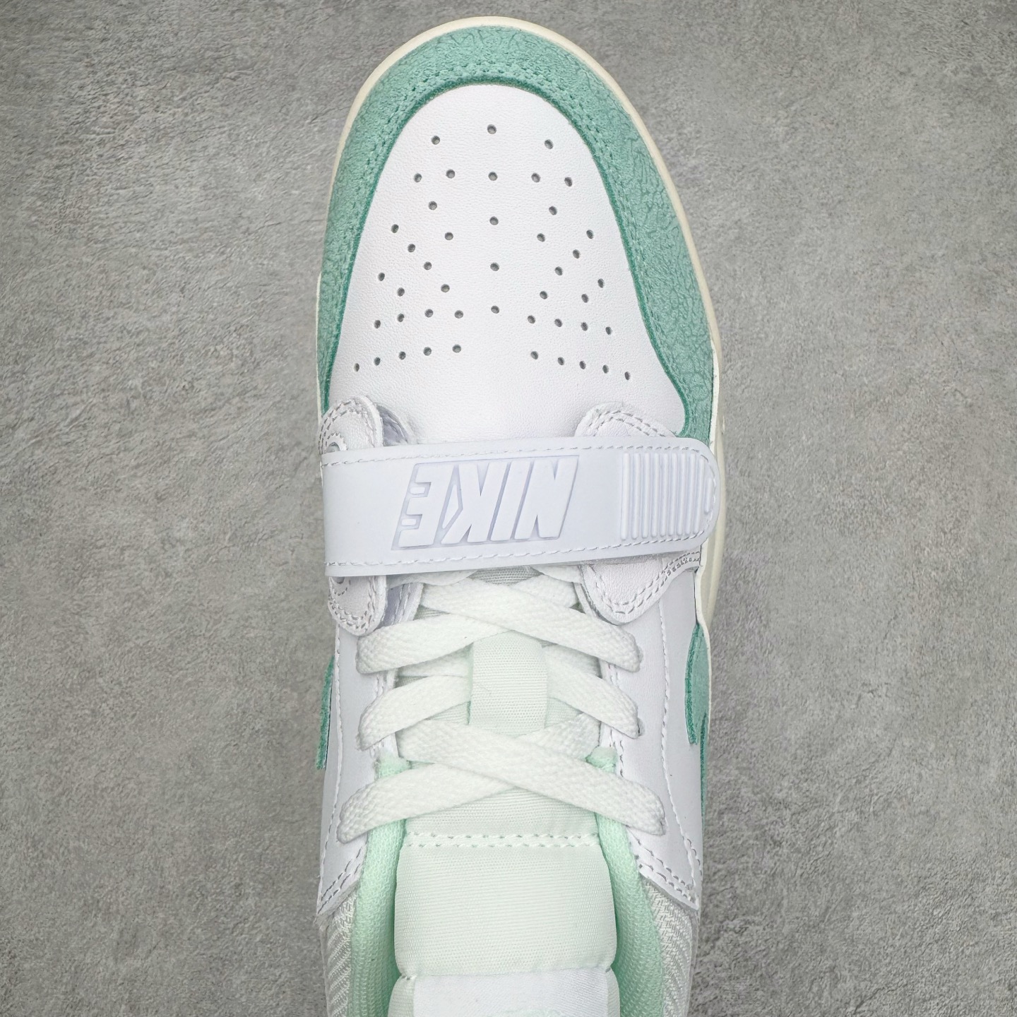 图片[4]-＃KZ神版 Air Jordan Legacy AJ312 Low 低帮复古篮球鞋 白绿 FQ7827-103 市场最强独一档产物 全套原纸板楦头开发 原厂大底磨具加持立体防滑纹理 原档数据后跟TPU子母扣魔术贴 原装可视Air Sole气垫 原汁原味最完美的312代版型 唯一正确鞋头趴度弧度高度鞋身腰线 进口港宝加持 后跟自然饱满 全鞋荧光划线卡点 追求极致完美 每一双都是工艺品 多重QC质检 超越公司货的品控标准 实实在在的免检产品 鞋身采用了皮革材质打造 横跨鞋面的魔术贴十分吸睛 侧面的Swoosh Logo的一部分被鞋面遮挡了一部分 颇具玩味 魔术贴上标有NK标识 而鞋舌上是Jordan的经典红色飞翼Logo 后跟和鞋底均采用了AJ3的设计 后跟上同样也使用了经典的爆裂纹图案 尺码：36 36.5 37.5 38 38.5 39 40 40.5 41 42 42.5 43 44 44.5 45 46 47.5-选品中心