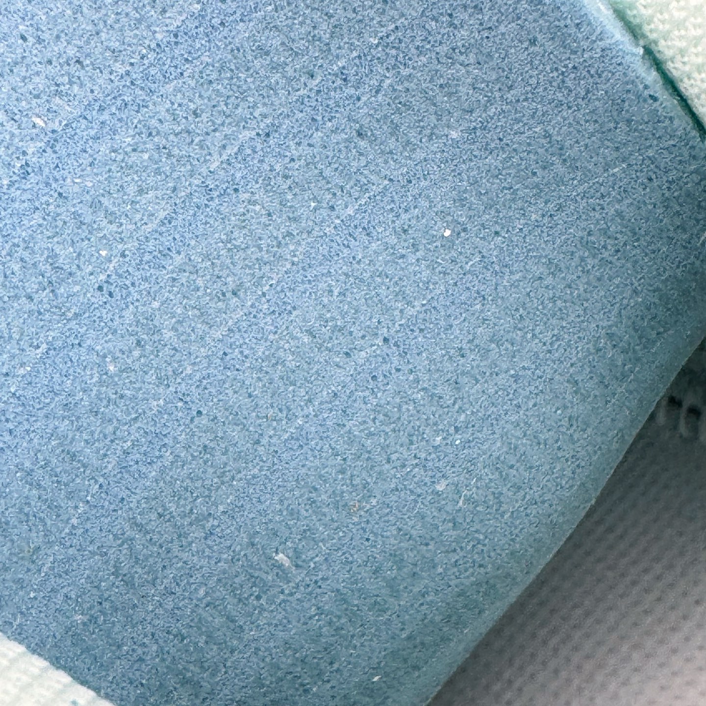 图片[11]-＃KZ神版 Air Jordan Legacy AJ312 Low 低帮复古篮球鞋 白绿 FQ7827-103 市场最强独一档产物 全套原纸板楦头开发 原厂大底磨具加持立体防滑纹理 原档数据后跟TPU子母扣魔术贴 原装可视Air Sole气垫 原汁原味最完美的312代版型 唯一正确鞋头趴度弧度高度鞋身腰线 进口港宝加持 后跟自然饱满 全鞋荧光划线卡点 追求极致完美 每一双都是工艺品 多重QC质检 超越公司货的品控标准 实实在在的免检产品 鞋身采用了皮革材质打造 横跨鞋面的魔术贴十分吸睛 侧面的Swoosh Logo的一部分被鞋面遮挡了一部分 颇具玩味 魔术贴上标有NK标识 而鞋舌上是Jordan的经典红色飞翼Logo 后跟和鞋底均采用了AJ3的设计 后跟上同样也使用了经典的爆裂纹图案 尺码：36 36.5 37.5 38 38.5 39 40 40.5 41 42 42.5 43 44 44.5 45 46 47.5-选品中心