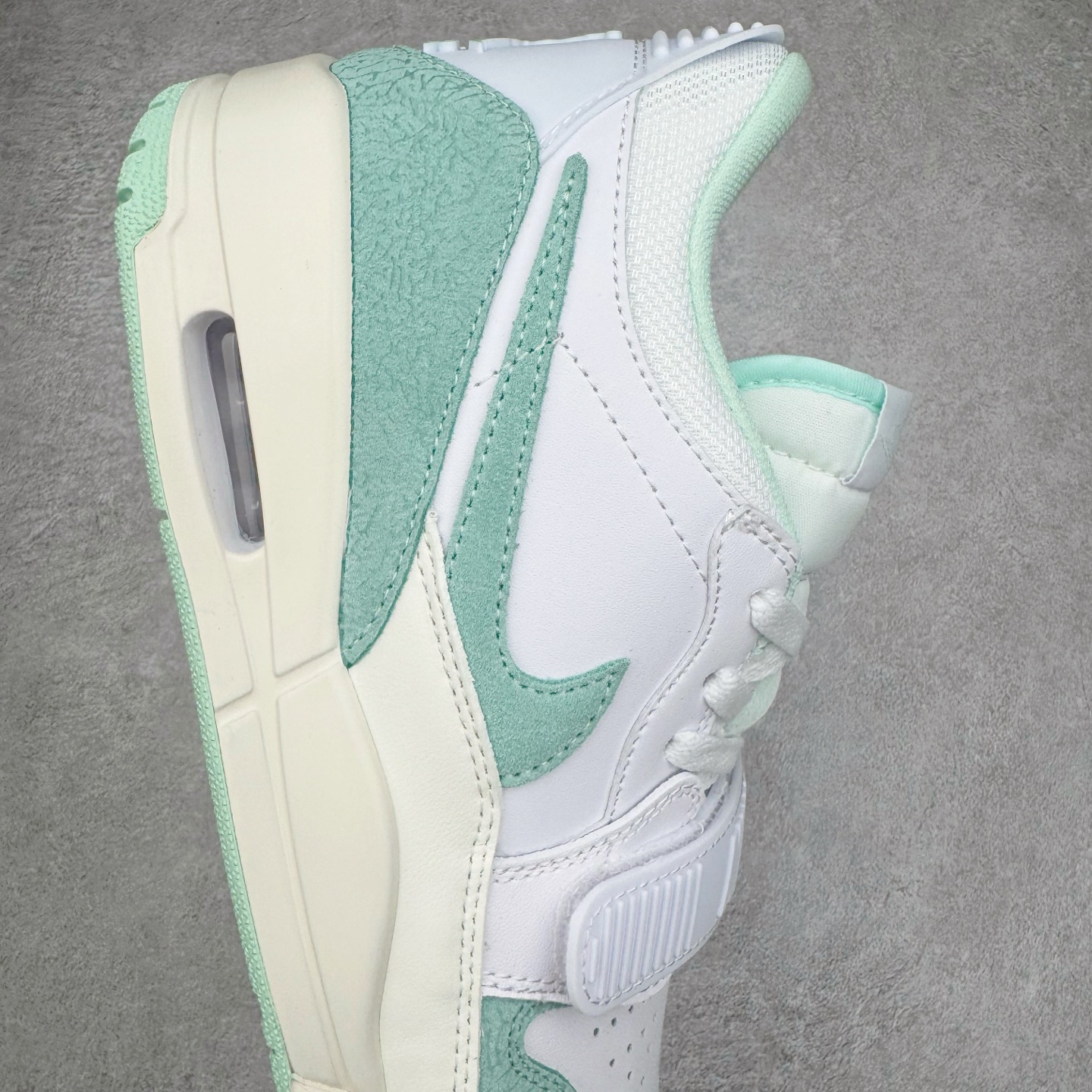 图片[6]-＃KZ神版 Air Jordan Legacy AJ312 Low 低帮复古篮球鞋 白绿 FQ7827-103 市场最强独一档产物 全套原纸板楦头开发 原厂大底磨具加持立体防滑纹理 原档数据后跟TPU子母扣魔术贴 原装可视Air Sole气垫 原汁原味最完美的312代版型 唯一正确鞋头趴度弧度高度鞋身腰线 进口港宝加持 后跟自然饱满 全鞋荧光划线卡点 追求极致完美 每一双都是工艺品 多重QC质检 超越公司货的品控标准 实实在在的免检产品 鞋身采用了皮革材质打造 横跨鞋面的魔术贴十分吸睛 侧面的Swoosh Logo的一部分被鞋面遮挡了一部分 颇具玩味 魔术贴上标有NK标识 而鞋舌上是Jordan的经典红色飞翼Logo 后跟和鞋底均采用了AJ3的设计 后跟上同样也使用了经典的爆裂纹图案 尺码：36 36.5 37.5 38 38.5 39 40 40.5 41 42 42.5 43 44 44.5 45 46 47.5-选品中心