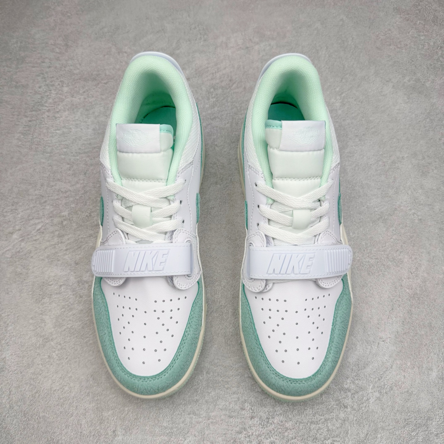 图片[2]-＃KZ神版 Air Jordan Legacy AJ312 Low 低帮复古篮球鞋 白绿 FQ7827-103 市场最强独一档产物 全套原纸板楦头开发 原厂大底磨具加持立体防滑纹理 原档数据后跟TPU子母扣魔术贴 原装可视Air Sole气垫 原汁原味最完美的312代版型 唯一正确鞋头趴度弧度高度鞋身腰线 进口港宝加持 后跟自然饱满 全鞋荧光划线卡点 追求极致完美 每一双都是工艺品 多重QC质检 超越公司货的品控标准 实实在在的免检产品 鞋身采用了皮革材质打造 横跨鞋面的魔术贴十分吸睛 侧面的Swoosh Logo的一部分被鞋面遮挡了一部分 颇具玩味 魔术贴上标有NK标识 而鞋舌上是Jordan的经典红色飞翼Logo 后跟和鞋底均采用了AJ3的设计 后跟上同样也使用了经典的爆裂纹图案 尺码：36 36.5 37.5 38 38.5 39 40 40.5 41 42 42.5 43 44 44.5 45 46 47.5-选品中心