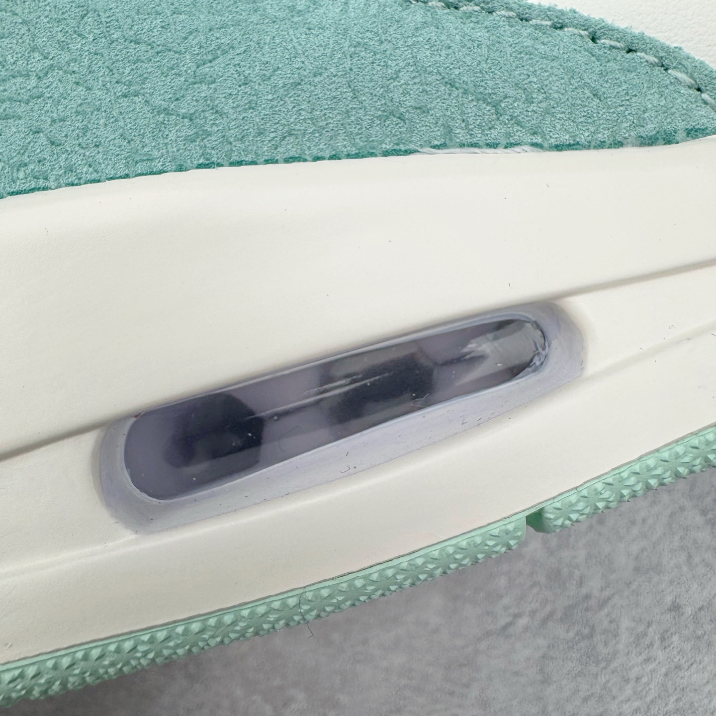 图片[20]-＃KZ神版 Air Jordan Legacy AJ312 Low 低帮复古篮球鞋 白绿 FQ7827-103 市场最强独一档产物 全套原纸板楦头开发 原厂大底磨具加持立体防滑纹理 原档数据后跟TPU子母扣魔术贴 原装可视Air Sole气垫 原汁原味最完美的312代版型 唯一正确鞋头趴度弧度高度鞋身腰线 进口港宝加持 后跟自然饱满 全鞋荧光划线卡点 追求极致完美 每一双都是工艺品 多重QC质检 超越公司货的品控标准 实实在在的免检产品 鞋身采用了皮革材质打造 横跨鞋面的魔术贴十分吸睛 侧面的Swoosh Logo的一部分被鞋面遮挡了一部分 颇具玩味 魔术贴上标有NK标识 而鞋舌上是Jordan的经典红色飞翼Logo 后跟和鞋底均采用了AJ3的设计 后跟上同样也使用了经典的爆裂纹图案 尺码：36 36.5 37.5 38 38.5 39 40 40.5 41 42 42.5 43 44 44.5 45 46 47.5-选品中心