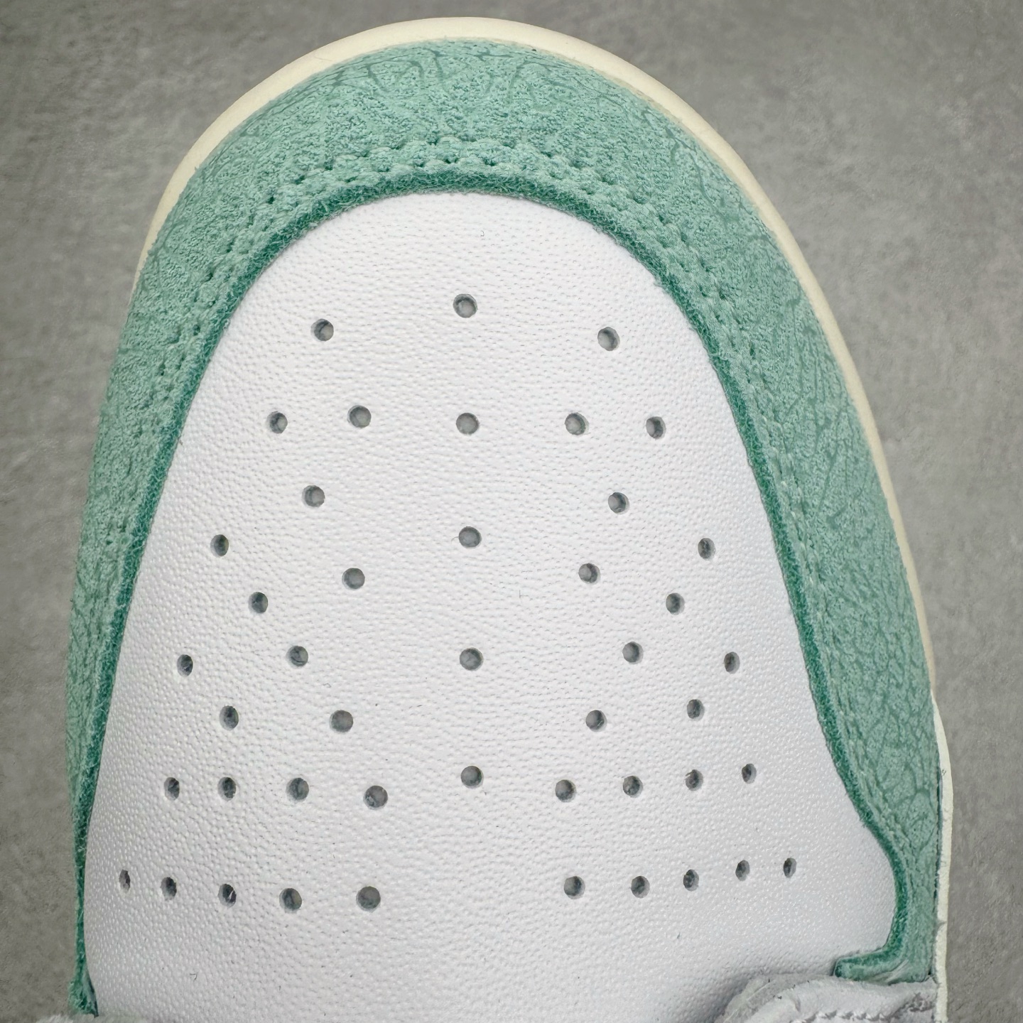 图片[17]-＃KZ神版 Air Jordan Legacy AJ312 Low 低帮复古篮球鞋 白绿 FQ7827-103 市场最强独一档产物 全套原纸板楦头开发 原厂大底磨具加持立体防滑纹理 原档数据后跟TPU子母扣魔术贴 原装可视Air Sole气垫 原汁原味最完美的312代版型 唯一正确鞋头趴度弧度高度鞋身腰线 进口港宝加持 后跟自然饱满 全鞋荧光划线卡点 追求极致完美 每一双都是工艺品 多重QC质检 超越公司货的品控标准 实实在在的免检产品 鞋身采用了皮革材质打造 横跨鞋面的魔术贴十分吸睛 侧面的Swoosh Logo的一部分被鞋面遮挡了一部分 颇具玩味 魔术贴上标有NK标识 而鞋舌上是Jordan的经典红色飞翼Logo 后跟和鞋底均采用了AJ3的设计 后跟上同样也使用了经典的爆裂纹图案 尺码：36 36.5 37.5 38 38.5 39 40 40.5 41 42 42.5 43 44 44.5 45 46 47.5-选品中心