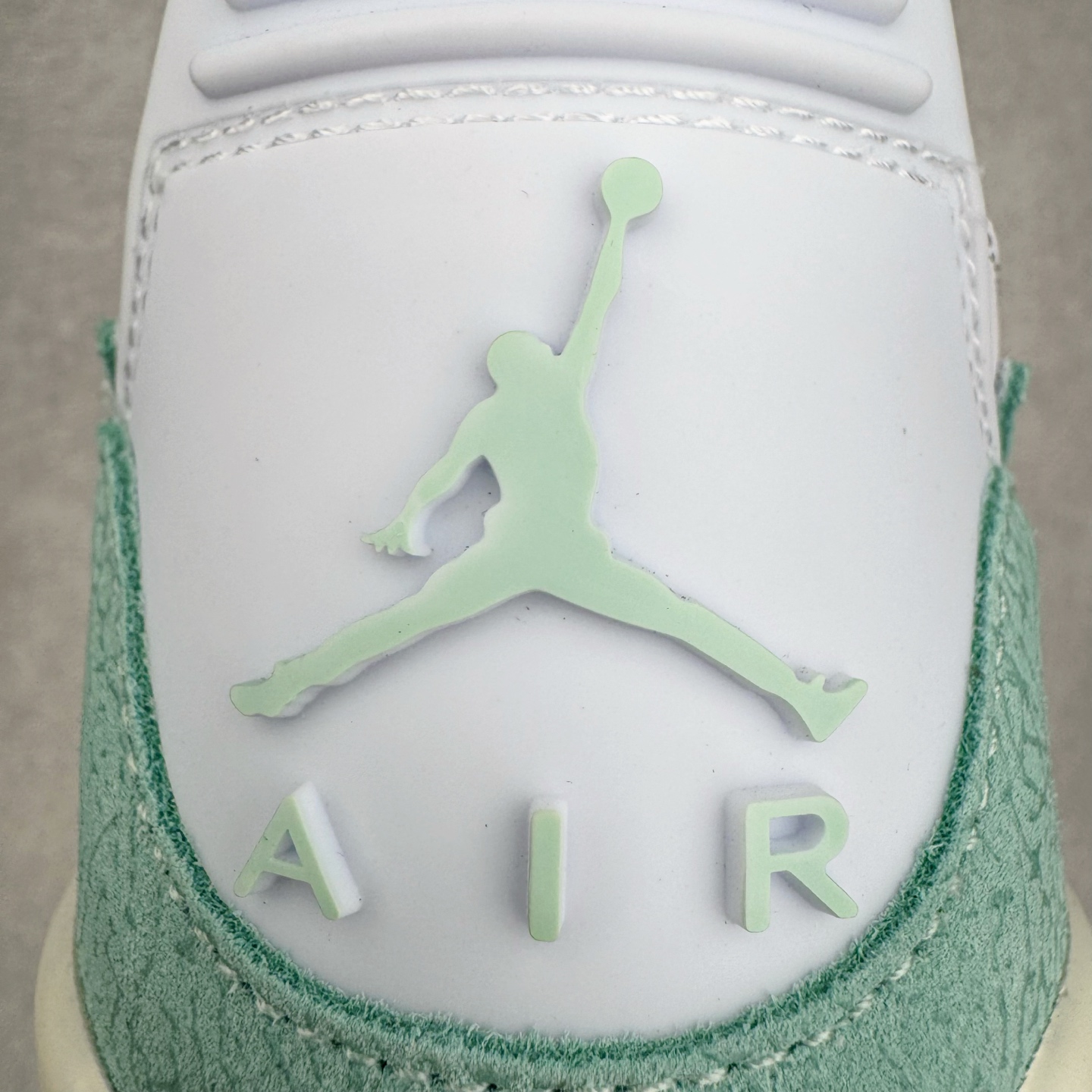 图片[22]-＃KZ神版 Air Jordan Legacy AJ312 Low 低帮复古篮球鞋 白绿 FQ7827-103 市场最强独一档产物 全套原纸板楦头开发 原厂大底磨具加持立体防滑纹理 原档数据后跟TPU子母扣魔术贴 原装可视Air Sole气垫 原汁原味最完美的312代版型 唯一正确鞋头趴度弧度高度鞋身腰线 进口港宝加持 后跟自然饱满 全鞋荧光划线卡点 追求极致完美 每一双都是工艺品 多重QC质检 超越公司货的品控标准 实实在在的免检产品 鞋身采用了皮革材质打造 横跨鞋面的魔术贴十分吸睛 侧面的Swoosh Logo的一部分被鞋面遮挡了一部分 颇具玩味 魔术贴上标有NK标识 而鞋舌上是Jordan的经典红色飞翼Logo 后跟和鞋底均采用了AJ3的设计 后跟上同样也使用了经典的爆裂纹图案 尺码：36 36.5 37.5 38 38.5 39 40 40.5 41 42 42.5 43 44 44.5 45 46 47.5-选品中心