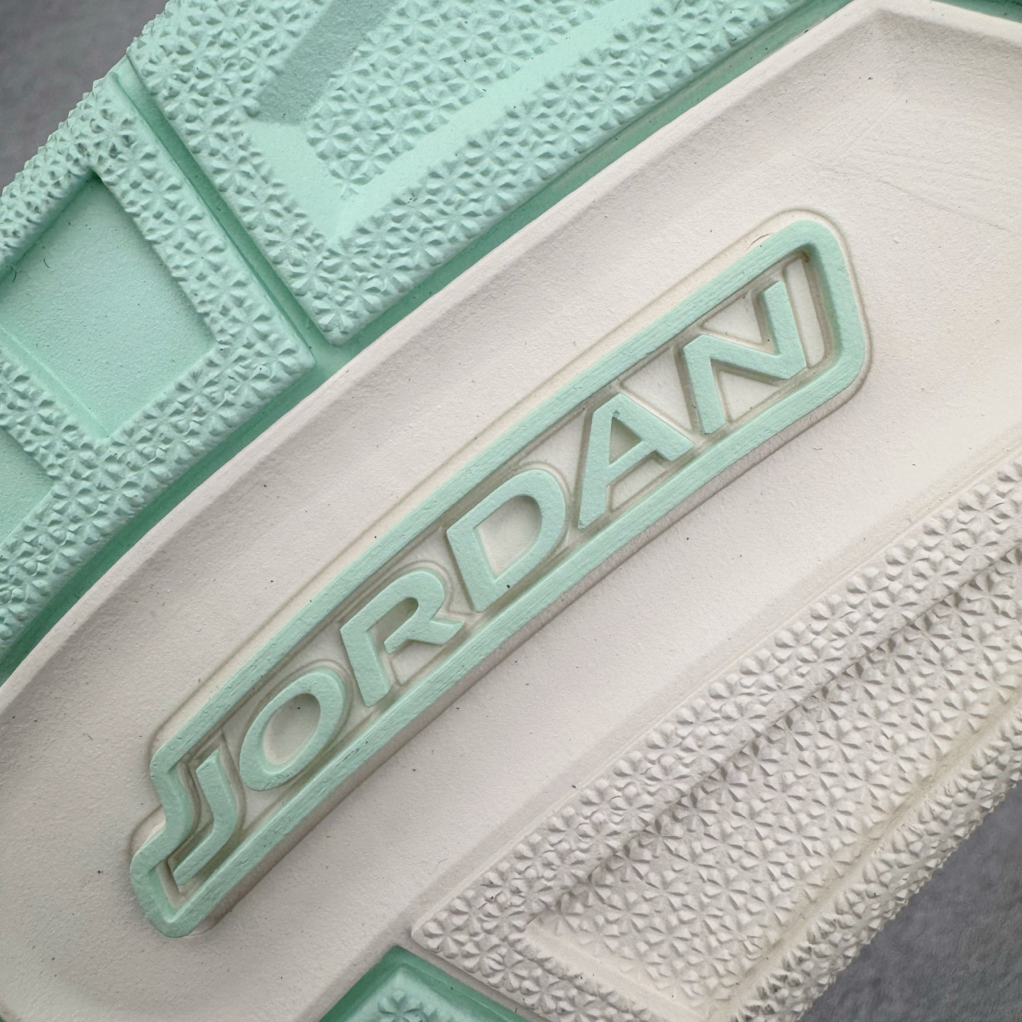 图片[21]-＃KZ神版 Air Jordan Legacy AJ312 Low 低帮复古篮球鞋 白绿 FQ7827-103 市场最强独一档产物 全套原纸板楦头开发 原厂大底磨具加持立体防滑纹理 原档数据后跟TPU子母扣魔术贴 原装可视Air Sole气垫 原汁原味最完美的312代版型 唯一正确鞋头趴度弧度高度鞋身腰线 进口港宝加持 后跟自然饱满 全鞋荧光划线卡点 追求极致完美 每一双都是工艺品 多重QC质检 超越公司货的品控标准 实实在在的免检产品 鞋身采用了皮革材质打造 横跨鞋面的魔术贴十分吸睛 侧面的Swoosh Logo的一部分被鞋面遮挡了一部分 颇具玩味 魔术贴上标有NK标识 而鞋舌上是Jordan的经典红色飞翼Logo 后跟和鞋底均采用了AJ3的设计 后跟上同样也使用了经典的爆裂纹图案 尺码：36 36.5 37.5 38 38.5 39 40 40.5 41 42 42.5 43 44 44.5 45 46 47.5-选品中心