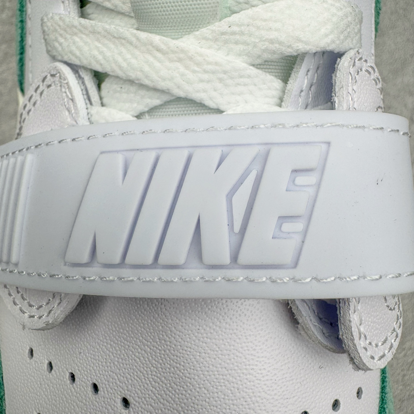 图片[16]-＃KZ神版 Air Jordan Legacy AJ312 Low 低帮复古篮球鞋 白绿 FQ7827-103 市场最强独一档产物 全套原纸板楦头开发 原厂大底磨具加持立体防滑纹理 原档数据后跟TPU子母扣魔术贴 原装可视Air Sole气垫 原汁原味最完美的312代版型 唯一正确鞋头趴度弧度高度鞋身腰线 进口港宝加持 后跟自然饱满 全鞋荧光划线卡点 追求极致完美 每一双都是工艺品 多重QC质检 超越公司货的品控标准 实实在在的免检产品 鞋身采用了皮革材质打造 横跨鞋面的魔术贴十分吸睛 侧面的Swoosh Logo的一部分被鞋面遮挡了一部分 颇具玩味 魔术贴上标有NK标识 而鞋舌上是Jordan的经典红色飞翼Logo 后跟和鞋底均采用了AJ3的设计 后跟上同样也使用了经典的爆裂纹图案 尺码：36 36.5 37.5 38 38.5 39 40 40.5 41 42 42.5 43 44 44.5 45 46 47.5-选品中心