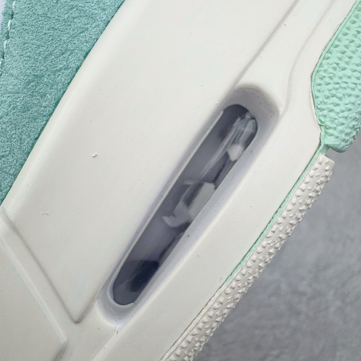 图片[14]-＃KZ神版 Air Jordan Legacy AJ312 Low 低帮复古篮球鞋 白绿 FQ7827-103 市场最强独一档产物 全套原纸板楦头开发 原厂大底磨具加持立体防滑纹理 原档数据后跟TPU子母扣魔术贴 原装可视Air Sole气垫 原汁原味最完美的312代版型 唯一正确鞋头趴度弧度高度鞋身腰线 进口港宝加持 后跟自然饱满 全鞋荧光划线卡点 追求极致完美 每一双都是工艺品 多重QC质检 超越公司货的品控标准 实实在在的免检产品 鞋身采用了皮革材质打造 横跨鞋面的魔术贴十分吸睛 侧面的Swoosh Logo的一部分被鞋面遮挡了一部分 颇具玩味 魔术贴上标有NK标识 而鞋舌上是Jordan的经典红色飞翼Logo 后跟和鞋底均采用了AJ3的设计 后跟上同样也使用了经典的爆裂纹图案 尺码：36 36.5 37.5 38 38.5 39 40 40.5 41 42 42.5 43 44 44.5 45 46 47.5-选品中心