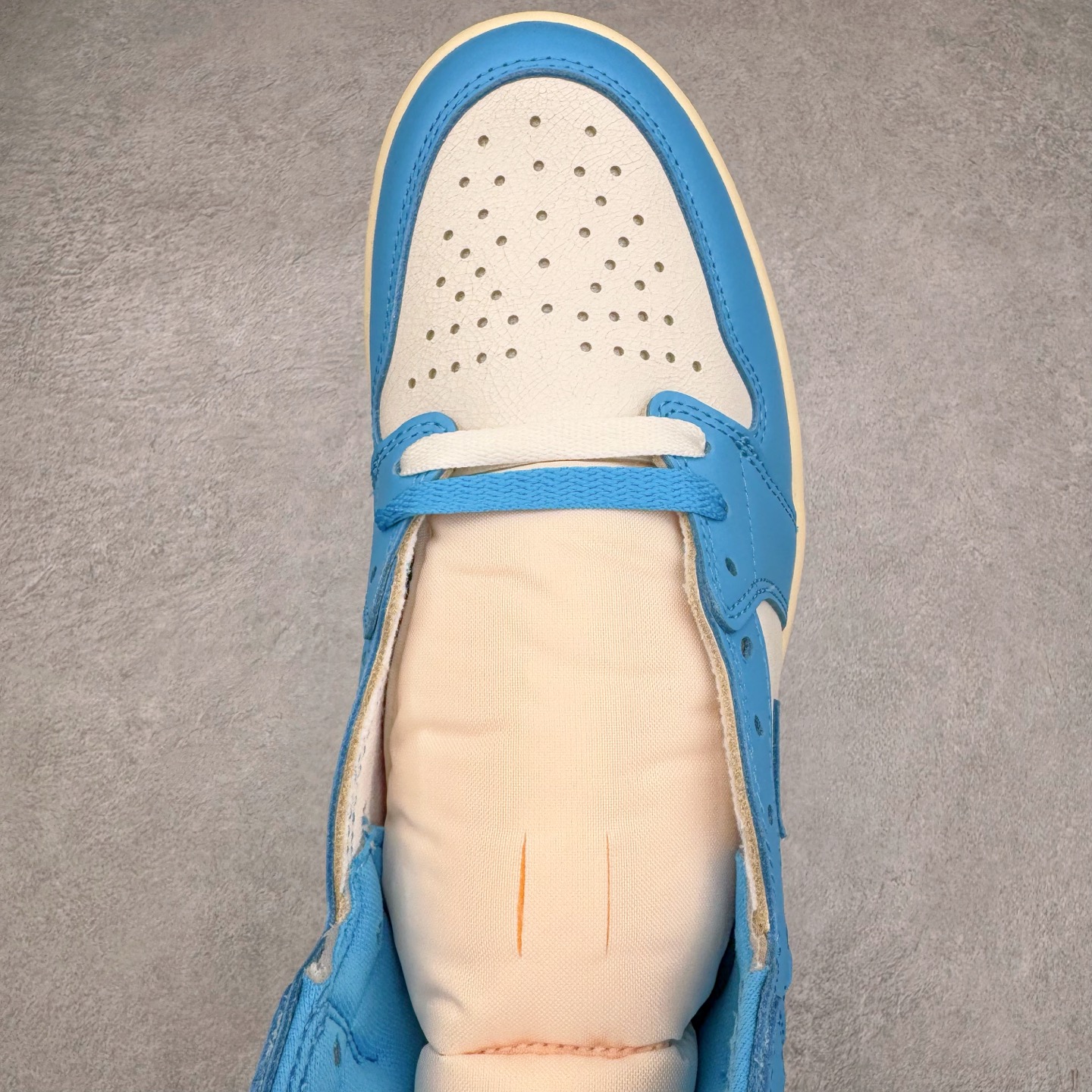 图片[4]-＃PK纯原 Air Jordan AJ1 Retro High 氧化北卡蓝 DZ5485-402 圈内最强系列 高端零售特供批次 产品品控稳定性领先行业 各方面均可对飙L版 良心定价不杀猪 SZ原厂全套原楦原纸板冲刀磨具开发 原厂皮料加持 原厂港宝加持定型后跟R度完美 同源原厂电绣 飞翼针数密度立体效果一致 百分百一致原鞋 原厂拉帮工艺 针距密度一致 后跟弧度收口自然不对折 极致一眼正品既视感 进口玻璃冲刀皮料裁剪零毛边 全鞋电脑针车工艺 品控清洁度最高QC检验标准 免检产品 原厂订购鞋盒、鞋标、防尘纸、鞋撑、鞋带 追求极致的原厂味道 尺码：40 40.5 41 42 42.5 43 44 44.5 45 46 47.5-选品中心