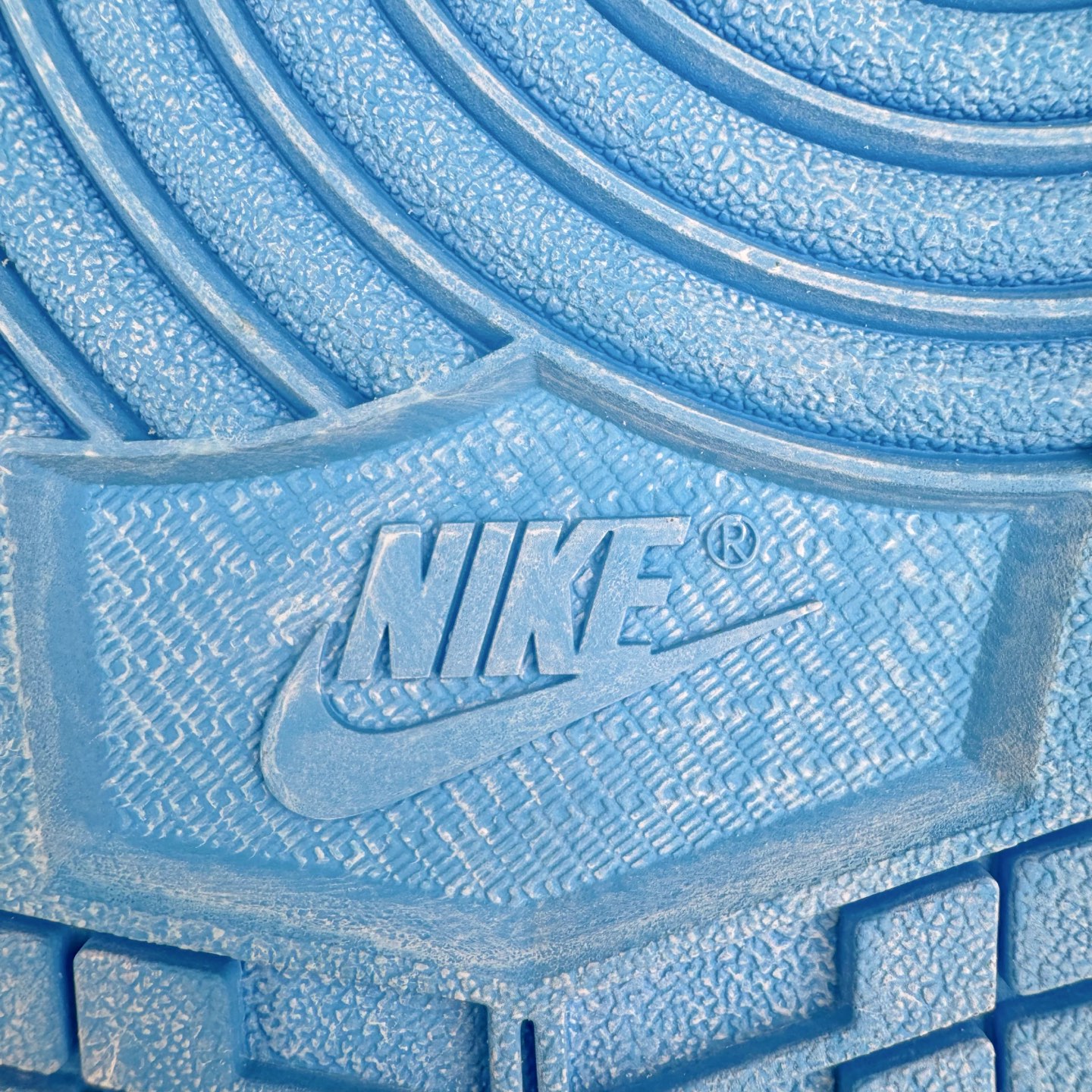 图片[13]-＃PK纯原 Air Jordan AJ1 Retro High 氧化北卡蓝 DZ5485-402 圈内最强系列 高端零售特供批次 产品品控稳定性领先行业 各方面均可对飙L版 良心定价不杀猪 SZ原厂全套原楦原纸板冲刀磨具开发 原厂皮料加持 原厂港宝加持定型后跟R度完美 同源原厂电绣 飞翼针数密度立体效果一致 百分百一致原鞋 原厂拉帮工艺 针距密度一致 后跟弧度收口自然不对折 极致一眼正品既视感 进口玻璃冲刀皮料裁剪零毛边 全鞋电脑针车工艺 品控清洁度最高QC检验标准 免检产品 原厂订购鞋盒、鞋标、防尘纸、鞋撑、鞋带 追求极致的原厂味道 尺码：40 40.5 41 42 42.5 43 44 44.5 45 46 47.5-选品中心