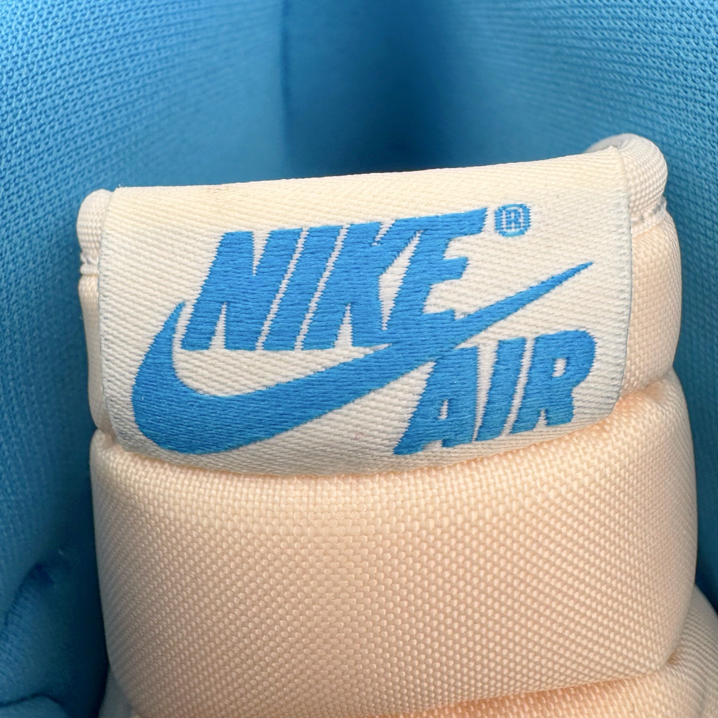 图片[17]-＃PK纯原 Air Jordan AJ1 Retro High 氧化北卡蓝 DZ5485-402 圈内最强系列 高端零售特供批次 产品品控稳定性领先行业 各方面均可对飙L版 良心定价不杀猪 SZ原厂全套原楦原纸板冲刀磨具开发 原厂皮料加持 原厂港宝加持定型后跟R度完美 同源原厂电绣 飞翼针数密度立体效果一致 百分百一致原鞋 原厂拉帮工艺 针距密度一致 后跟弧度收口自然不对折 极致一眼正品既视感 进口玻璃冲刀皮料裁剪零毛边 全鞋电脑针车工艺 品控清洁度最高QC检验标准 免检产品 原厂订购鞋盒、鞋标、防尘纸、鞋撑、鞋带 追求极致的原厂味道 尺码：40 40.5 41 42 42.5 43 44 44.5 45 46 47.5-选品中心