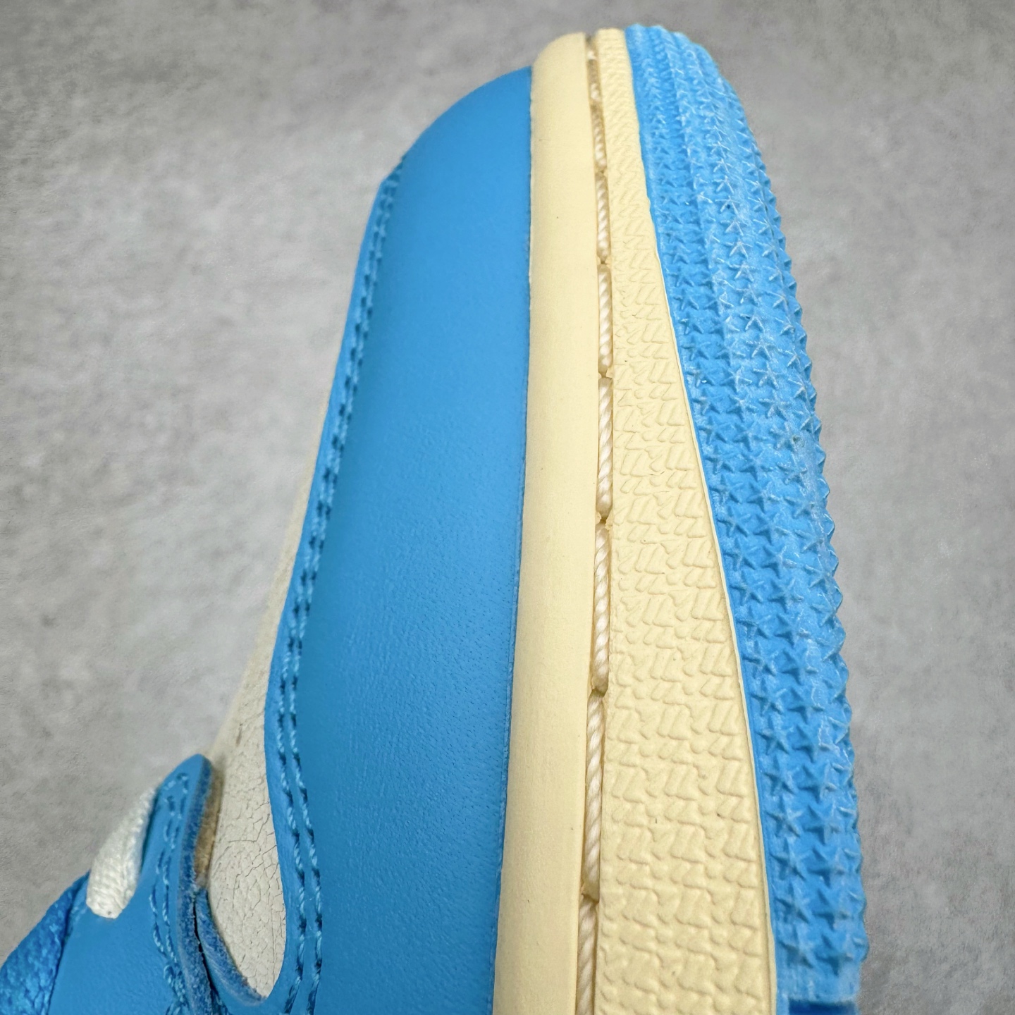 图片[15]-＃PK纯原 Air Jordan AJ1 Retro High 氧化北卡蓝 DZ5485-402 圈内最强系列 高端零售特供批次 产品品控稳定性领先行业 各方面均可对飙L版 良心定价不杀猪 SZ原厂全套原楦原纸板冲刀磨具开发 原厂皮料加持 原厂港宝加持定型后跟R度完美 同源原厂电绣 飞翼针数密度立体效果一致 百分百一致原鞋 原厂拉帮工艺 针距密度一致 后跟弧度收口自然不对折 极致一眼正品既视感 进口玻璃冲刀皮料裁剪零毛边 全鞋电脑针车工艺 品控清洁度最高QC检验标准 免检产品 原厂订购鞋盒、鞋标、防尘纸、鞋撑、鞋带 追求极致的原厂味道 尺码：40 40.5 41 42 42.5 43 44 44.5 45 46 47.5-选品中心
