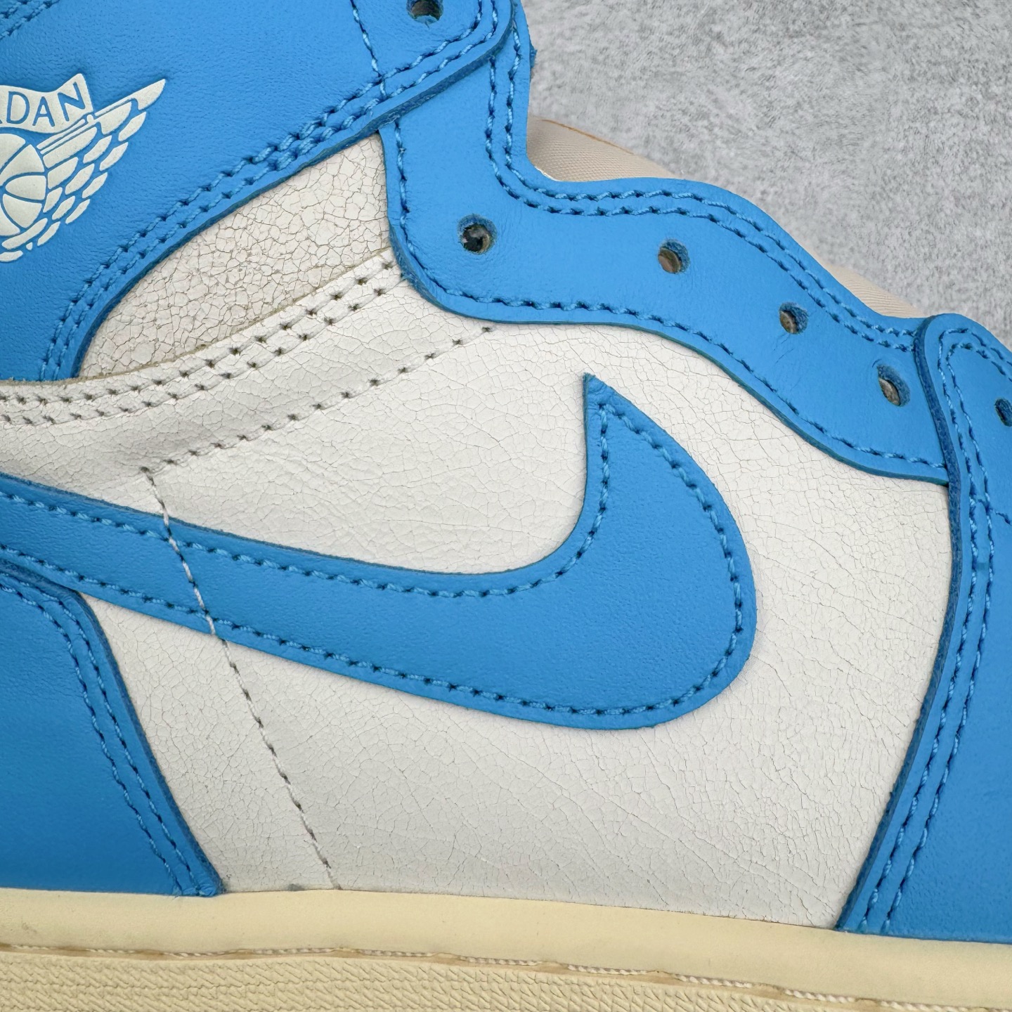 图片[18]-＃PK纯原 Air Jordan AJ1 Retro High 氧化北卡蓝 DZ5485-402 圈内最强系列 高端零售特供批次 产品品控稳定性领先行业 各方面均可对飙L版 良心定价不杀猪 SZ原厂全套原楦原纸板冲刀磨具开发 原厂皮料加持 原厂港宝加持定型后跟R度完美 同源原厂电绣 飞翼针数密度立体效果一致 百分百一致原鞋 原厂拉帮工艺 针距密度一致 后跟弧度收口自然不对折 极致一眼正品既视感 进口玻璃冲刀皮料裁剪零毛边 全鞋电脑针车工艺 品控清洁度最高QC检验标准 免检产品 原厂订购鞋盒、鞋标、防尘纸、鞋撑、鞋带 追求极致的原厂味道 尺码：40 40.5 41 42 42.5 43 44 44.5 45 46 47.5-选品中心