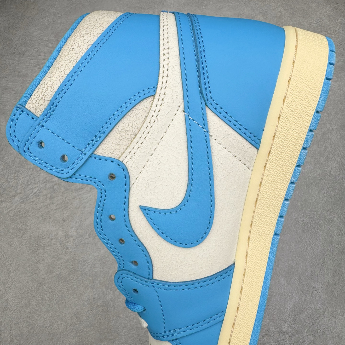 图片[7]-＃PK纯原 Air Jordan AJ1 Retro High 氧化北卡蓝 DZ5485-402 圈内最强系列 高端零售特供批次 产品品控稳定性领先行业 各方面均可对飙L版 良心定价不杀猪 SZ原厂全套原楦原纸板冲刀磨具开发 原厂皮料加持 原厂港宝加持定型后跟R度完美 同源原厂电绣 飞翼针数密度立体效果一致 百分百一致原鞋 原厂拉帮工艺 针距密度一致 后跟弧度收口自然不对折 极致一眼正品既视感 进口玻璃冲刀皮料裁剪零毛边 全鞋电脑针车工艺 品控清洁度最高QC检验标准 免检产品 原厂订购鞋盒、鞋标、防尘纸、鞋撑、鞋带 追求极致的原厂味道 尺码：40 40.5 41 42 42.5 43 44 44.5 45 46 47.5-选品中心
