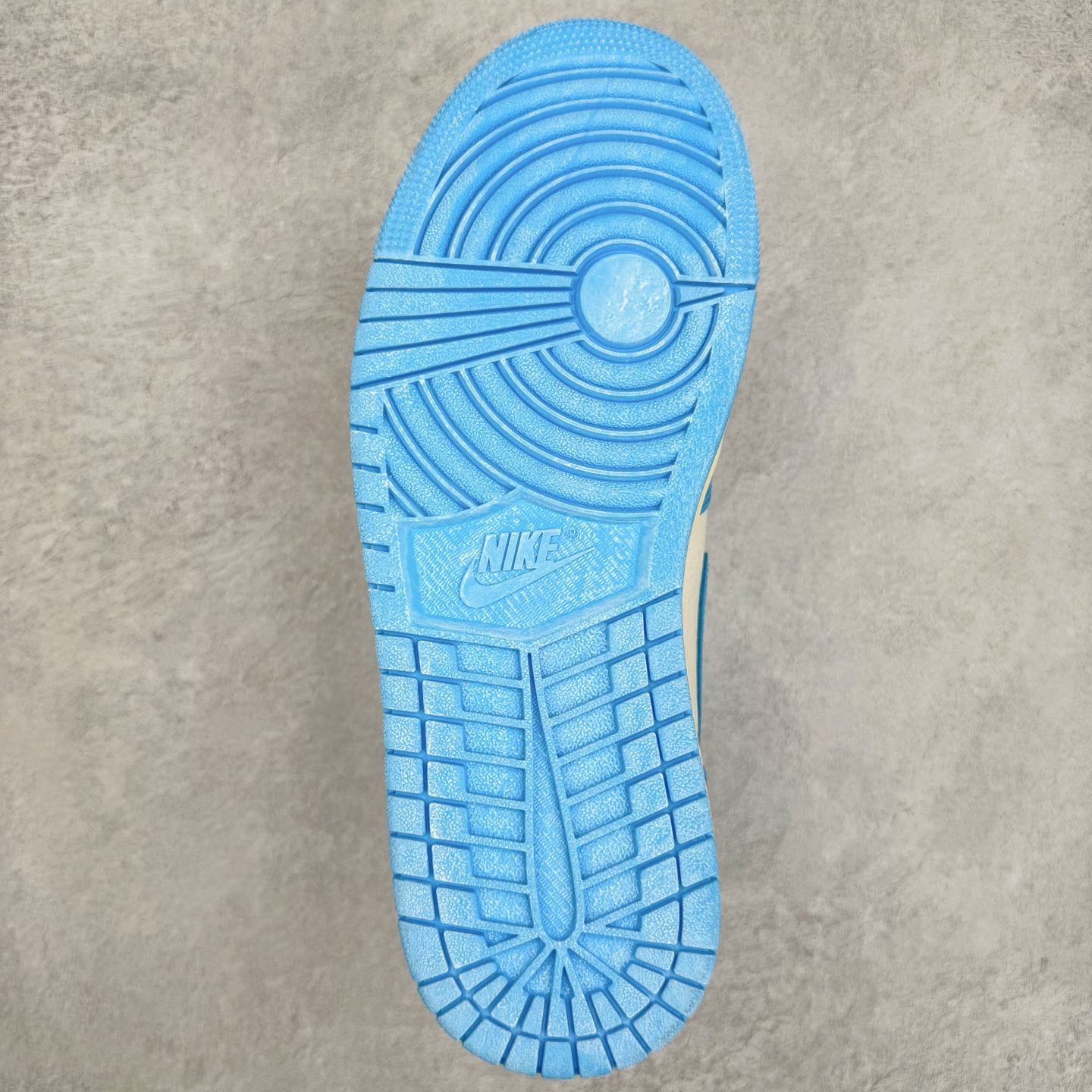 图片[9]-＃PK纯原 Air Jordan AJ1 Retro High 氧化北卡蓝 DZ5485-402 圈内最强系列 高端零售特供批次 产品品控稳定性领先行业 各方面均可对飙L版 良心定价不杀猪 SZ原厂全套原楦原纸板冲刀磨具开发 原厂皮料加持 原厂港宝加持定型后跟R度完美 同源原厂电绣 飞翼针数密度立体效果一致 百分百一致原鞋 原厂拉帮工艺 针距密度一致 后跟弧度收口自然不对折 极致一眼正品既视感 进口玻璃冲刀皮料裁剪零毛边 全鞋电脑针车工艺 品控清洁度最高QC检验标准 免检产品 原厂订购鞋盒、鞋标、防尘纸、鞋撑、鞋带 追求极致的原厂味道 尺码：40 40.5 41 42 42.5 43 44 44.5 45 46 47.5-选品中心