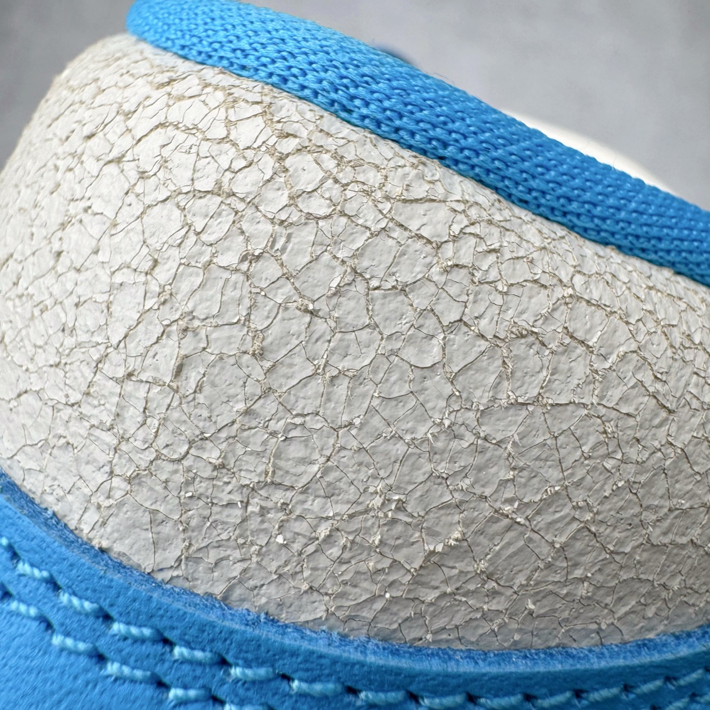 图片[20]-＃PK纯原 Air Jordan AJ1 Retro High 氧化北卡蓝 DZ5485-402 圈内最强系列 高端零售特供批次 产品品控稳定性领先行业 各方面均可对飙L版 良心定价不杀猪 SZ原厂全套原楦原纸板冲刀磨具开发 原厂皮料加持 原厂港宝加持定型后跟R度完美 同源原厂电绣 飞翼针数密度立体效果一致 百分百一致原鞋 原厂拉帮工艺 针距密度一致 后跟弧度收口自然不对折 极致一眼正品既视感 进口玻璃冲刀皮料裁剪零毛边 全鞋电脑针车工艺 品控清洁度最高QC检验标准 免检产品 原厂订购鞋盒、鞋标、防尘纸、鞋撑、鞋带 追求极致的原厂味道 尺码：40 40.5 41 42 42.5 43 44 44.5 45 46 47.5-选品中心