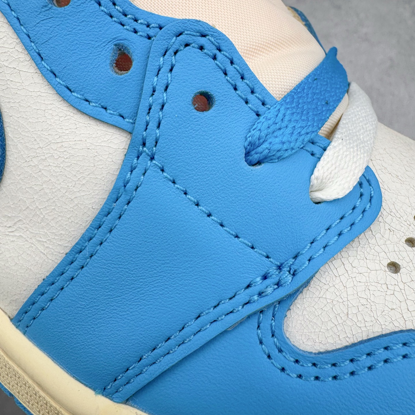 图片[21]-＃PK纯原 Air Jordan AJ1 Retro High 氧化北卡蓝 DZ5485-402 圈内最强系列 高端零售特供批次 产品品控稳定性领先行业 各方面均可对飙L版 良心定价不杀猪 SZ原厂全套原楦原纸板冲刀磨具开发 原厂皮料加持 原厂港宝加持定型后跟R度完美 同源原厂电绣 飞翼针数密度立体效果一致 百分百一致原鞋 原厂拉帮工艺 针距密度一致 后跟弧度收口自然不对折 极致一眼正品既视感 进口玻璃冲刀皮料裁剪零毛边 全鞋电脑针车工艺 品控清洁度最高QC检验标准 免检产品 原厂订购鞋盒、鞋标、防尘纸、鞋撑、鞋带 追求极致的原厂味道 尺码：40 40.5 41 42 42.5 43 44 44.5 45 46 47.5-选品中心