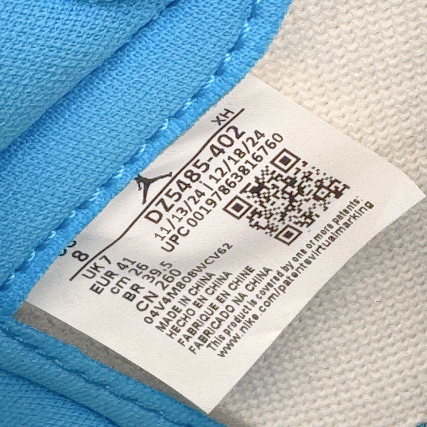 图片[11]-＃PK纯原 Air Jordan AJ1 Retro High 氧化北卡蓝 DZ5485-402 圈内最强系列 高端零售特供批次 产品品控稳定性领先行业 各方面均可对飙L版 良心定价不杀猪 SZ原厂全套原楦原纸板冲刀磨具开发 原厂皮料加持 原厂港宝加持定型后跟R度完美 同源原厂电绣 飞翼针数密度立体效果一致 百分百一致原鞋 原厂拉帮工艺 针距密度一致 后跟弧度收口自然不对折 极致一眼正品既视感 进口玻璃冲刀皮料裁剪零毛边 全鞋电脑针车工艺 品控清洁度最高QC检验标准 免检产品 原厂订购鞋盒、鞋标、防尘纸、鞋撑、鞋带 追求极致的原厂味道 尺码：40 40.5 41 42 42.5 43 44 44.5 45 46 47.5-选品中心