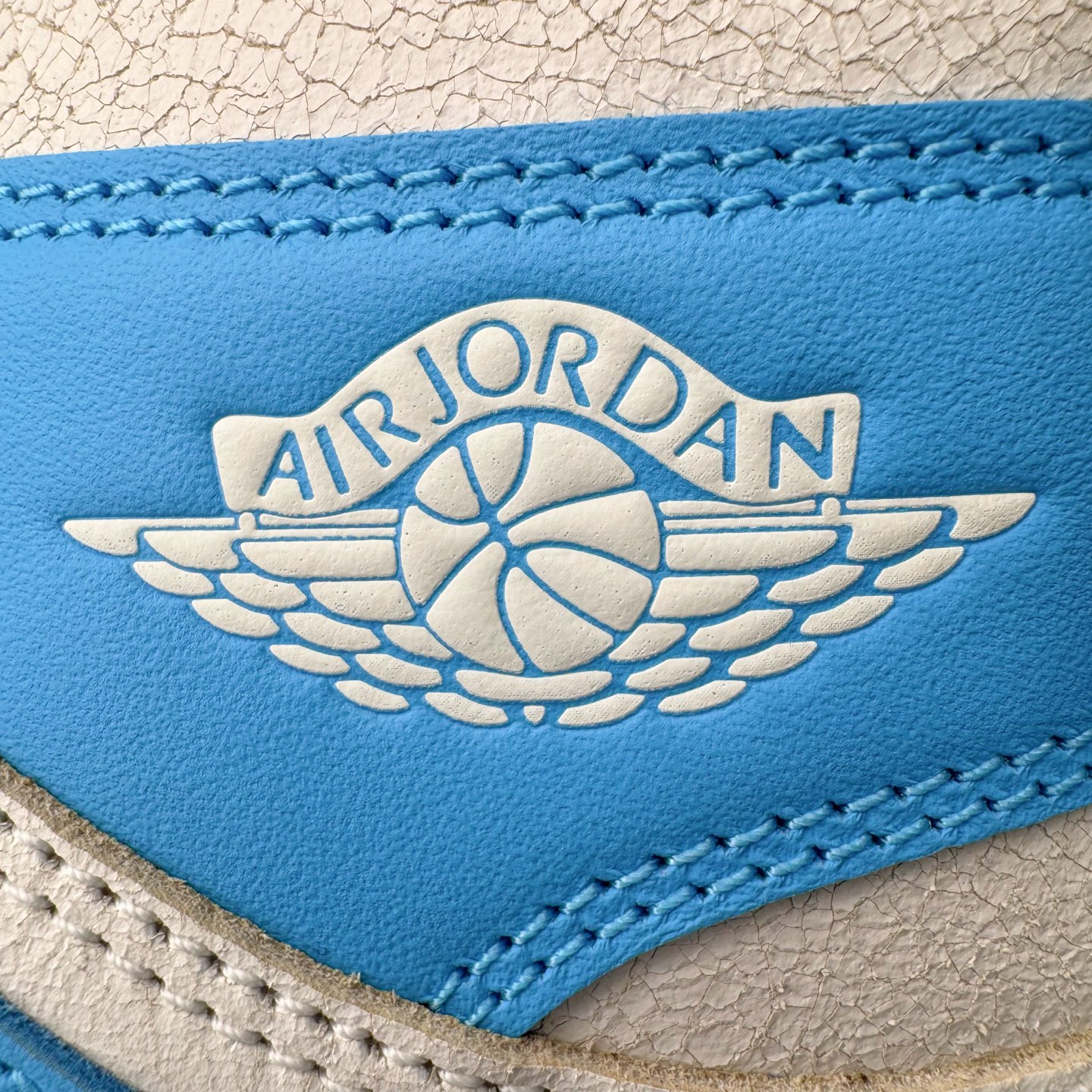图片[19]-＃PK纯原 Air Jordan AJ1 Retro High 氧化北卡蓝 DZ5485-402 圈内最强系列 高端零售特供批次 产品品控稳定性领先行业 各方面均可对飙L版 良心定价不杀猪 SZ原厂全套原楦原纸板冲刀磨具开发 原厂皮料加持 原厂港宝加持定型后跟R度完美 同源原厂电绣 飞翼针数密度立体效果一致 百分百一致原鞋 原厂拉帮工艺 针距密度一致 后跟弧度收口自然不对折 极致一眼正品既视感 进口玻璃冲刀皮料裁剪零毛边 全鞋电脑针车工艺 品控清洁度最高QC检验标准 免检产品 原厂订购鞋盒、鞋标、防尘纸、鞋撑、鞋带 追求极致的原厂味道 尺码：40 40.5 41 42 42.5 43 44 44.5 45 46 47.5-选品中心