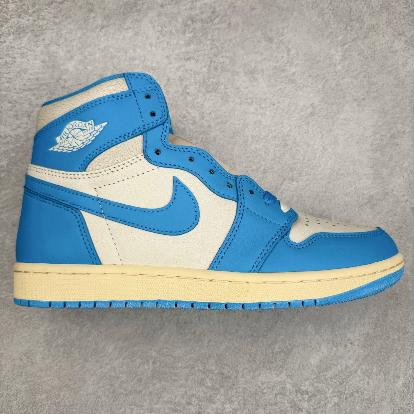 ＃PK纯原 Air Jordan AJ1 Retro High 氧化北卡蓝 DZ5485-402 圈内最强系列 高端零售特供批次 产品品控稳定性领先行业 各方面均可对飙L版 良心定价不杀猪 SZ原厂全套原楦原纸板冲刀磨具开发 原厂皮料加持 原厂港宝加持定型后跟R度完美 同源原厂电绣 飞翼针数密度立体效果一致 百分百一致原鞋 原厂拉帮工艺 针距密度一致 后跟弧度收口自然不对折 极致一眼正品既视感 进口玻璃冲刀皮料裁剪零毛边 全鞋电脑针车工艺 品控清洁度最高QC检验标准 免检产品 原厂订购鞋盒、鞋标、防尘纸、鞋撑、鞋带 追求极致的原厂味道 尺码：40 40.5 41 42 42.5 43 44 44.5 45 46 47.5-选品中心
