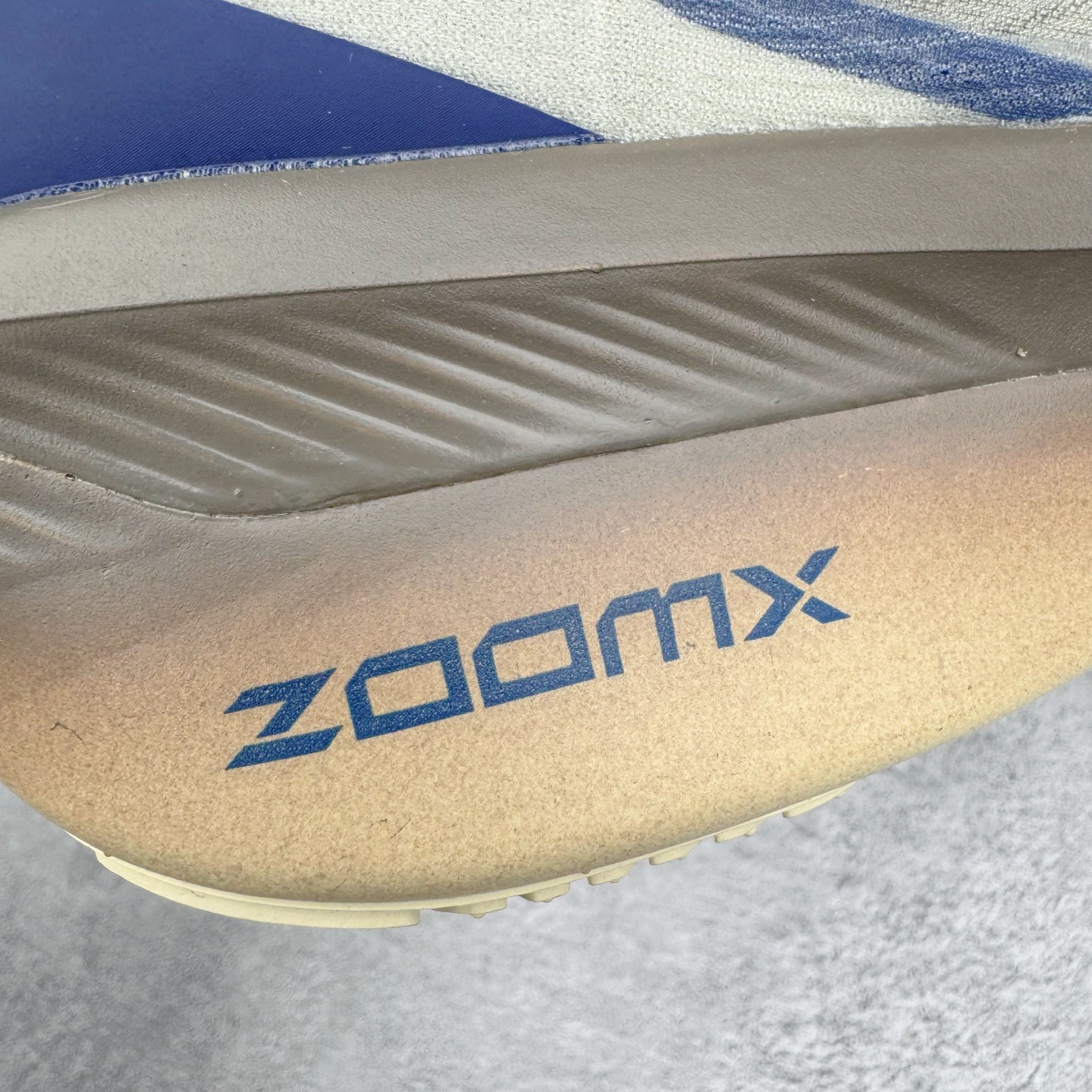 图片[16]-＃TG纯原 NK ZoomX Invincible Run Flyknit 6 轻量跑鞋 飞织低帮休闲运动慢跑鞋 厚底增高 老爹鞋 此鞋专为短跑运动员而生 是为 5 至 10 公里距离的赛事和训练打造 整体设计采用流线型的轻质工程网眼材质构成鞋面 并与其他 Running 旗舰鞋款同样搭载全脚掌 ZoomX 缓冲中底 搭配 Pebax 物料与橡胶外底 ZoomX StreakFly 首发配色以Prototype呈现 其灵感是来自开发期间的磨损测试 透过编号的标记与内侧的预期跑步距离突出研发过程 货号： HV4366-072 尺码：36 36.5 37.5 38 38.5 39 40 40.5 41 42 42.5 43 44 45-选品中心