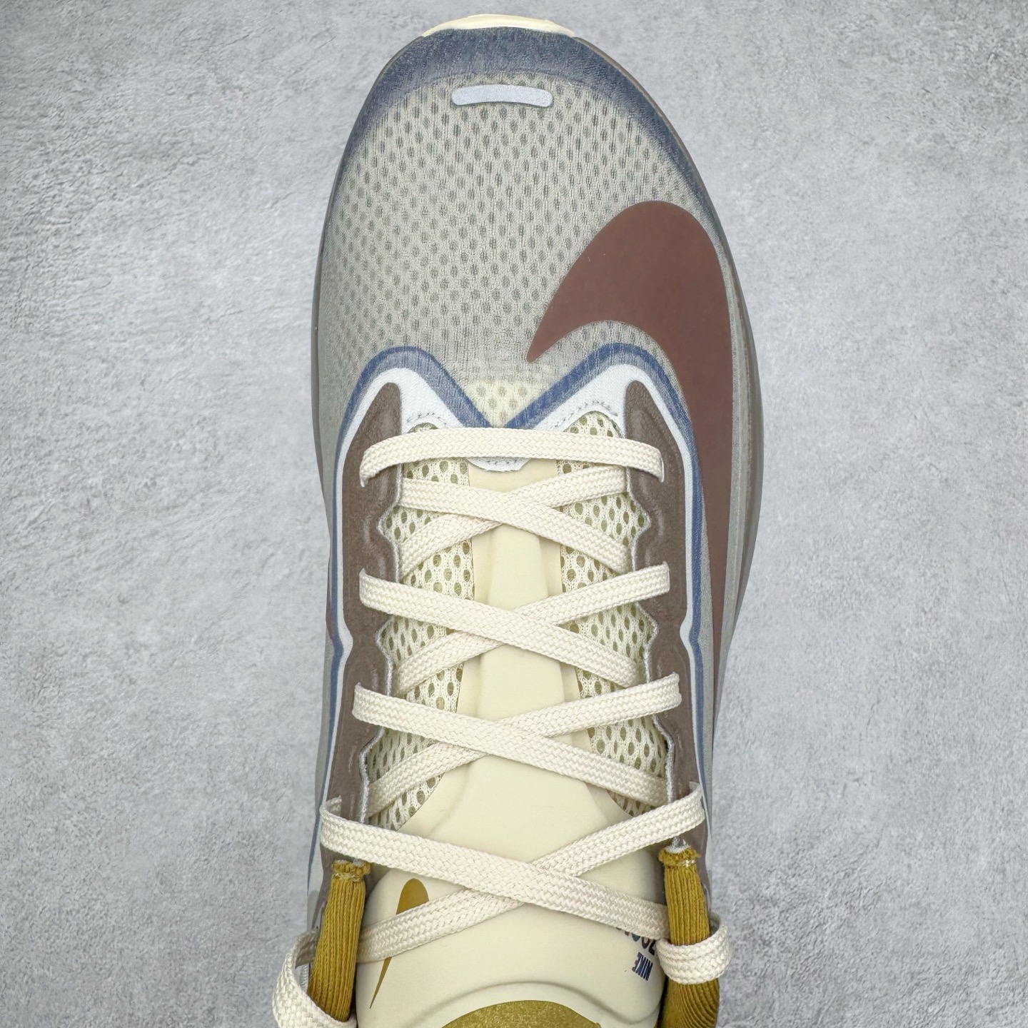 图片[4]-＃TG纯原 NK ZoomX Invincible Run Flyknit 6 轻量跑鞋 飞织低帮休闲运动慢跑鞋 厚底增高 老爹鞋 此鞋专为短跑运动员而生 是为 5 至 10 公里距离的赛事和训练打造 整体设计采用流线型的轻质工程网眼材质构成鞋面 并与其他 Running 旗舰鞋款同样搭载全脚掌 ZoomX 缓冲中底 搭配 Pebax 物料与橡胶外底 ZoomX StreakFly 首发配色以Prototype呈现 其灵感是来自开发期间的磨损测试 透过编号的标记与内侧的预期跑步距离突出研发过程 货号： HV4366-072 尺码：36 36.5 37.5 38 38.5 39 40 40.5 41 42 42.5 43 44 45-选品中心