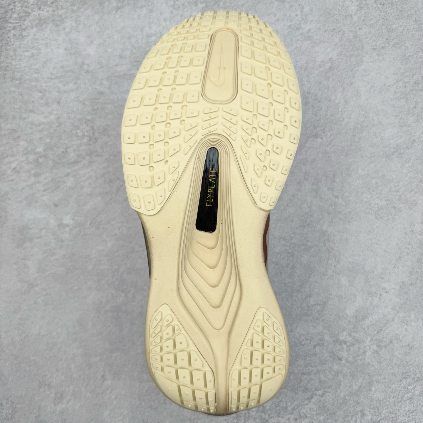 图片[9]-＃TG纯原 NK ZoomX Invincible Run Flyknit 6 轻量跑鞋 飞织低帮休闲运动慢跑鞋 厚底增高 老爹鞋 此鞋专为短跑运动员而生 是为 5 至 10 公里距离的赛事和训练打造 整体设计采用流线型的轻质工程网眼材质构成鞋面 并与其他 Running 旗舰鞋款同样搭载全脚掌 ZoomX 缓冲中底 搭配 Pebax 物料与橡胶外底 ZoomX StreakFly 首发配色以Prototype呈现 其灵感是来自开发期间的磨损测试 透过编号的标记与内侧的预期跑步距离突出研发过程 货号： HV4366-072 尺码：36 36.5 37.5 38 38.5 39 40 40.5 41 42 42.5 43 44 45-选品中心