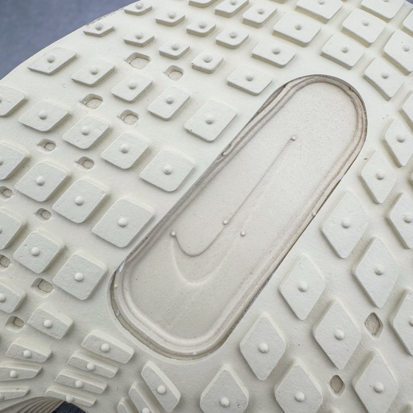 图片[21]-＃TG纯原 NK ZoomX Invincible Run Flyknit 6 轻量跑鞋 飞织低帮休闲运动慢跑鞋 厚底增高 老爹鞋 此鞋专为短跑运动员而生 是为 5 至 10 公里距离的赛事和训练打造 整体设计采用流线型的轻质工程网眼材质构成鞋面 并与其他 Running 旗舰鞋款同样搭载全脚掌 ZoomX 缓冲中底 搭配 Pebax 物料与橡胶外底 ZoomX StreakFly 首发配色以Prototype呈现 其灵感是来自开发期间的磨损测试 透过编号的标记与内侧的预期跑步距离突出研发过程 货号： HV4366-072 尺码：36 36.5 37.5 38 38.5 39 40 40.5 41 42 42.5 43 44 45-选品中心